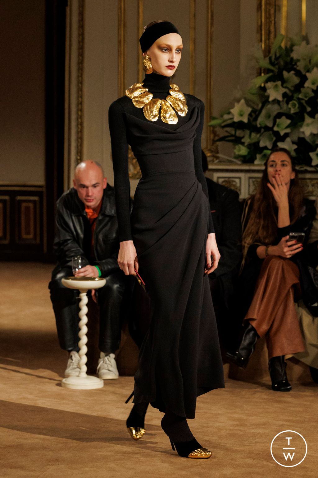 Fashion Week Paris Fall/Winter 2023 look 16 from the Schiaparelli collection womenswear