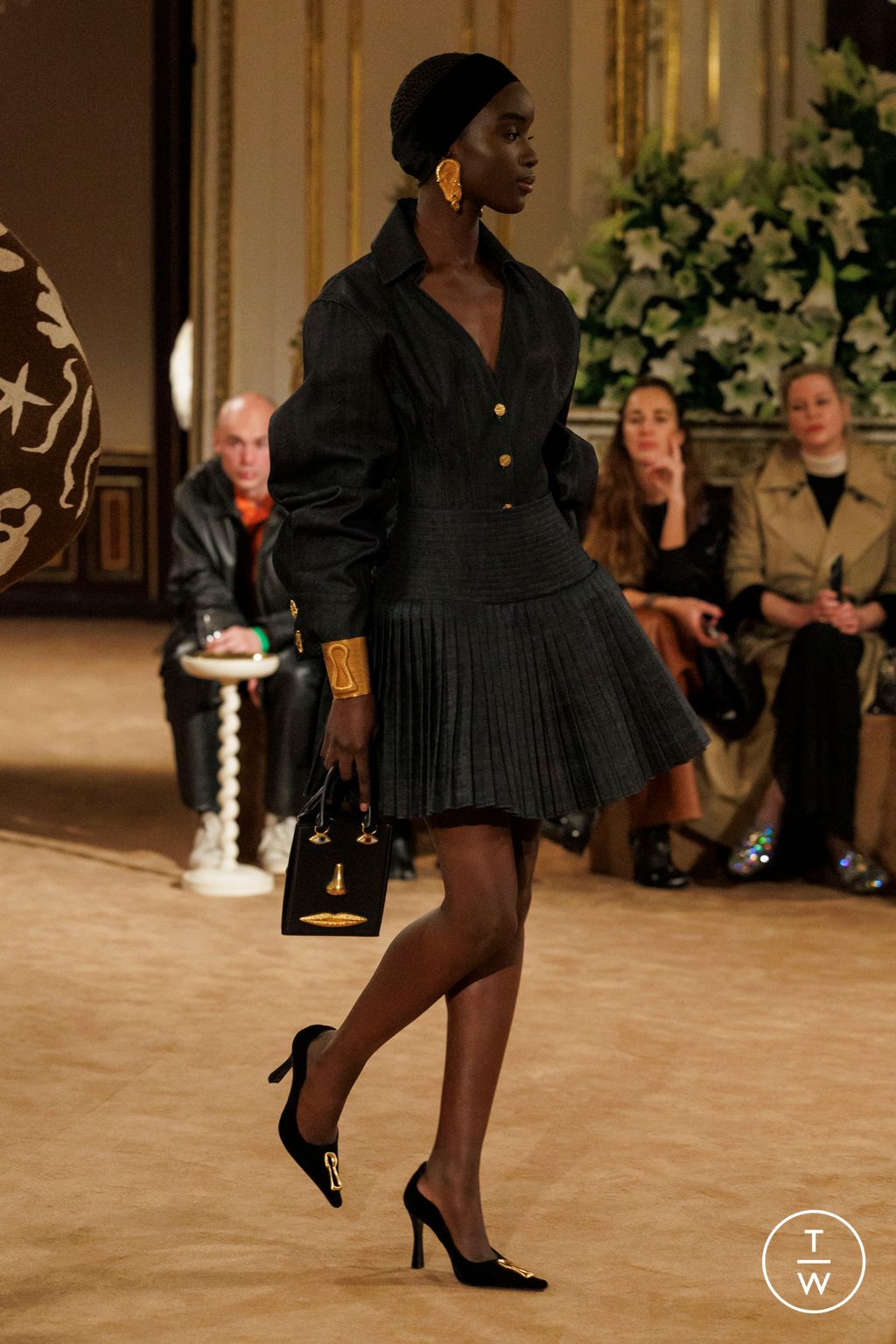 Fashion Week Paris Fall/Winter 2023 look 19 from the Schiaparelli collection womenswear