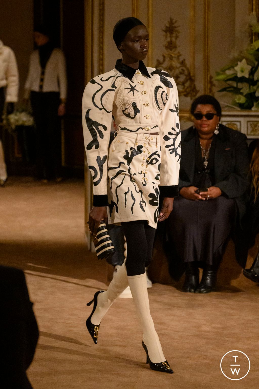 Fashion Week Paris Fall/Winter 2023 look 28 de la collection Schiaparelli womenswear