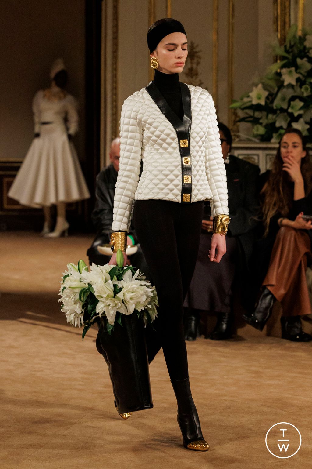 Fashion Week Paris Fall/Winter 2023 look 30 from the Schiaparelli collection womenswear