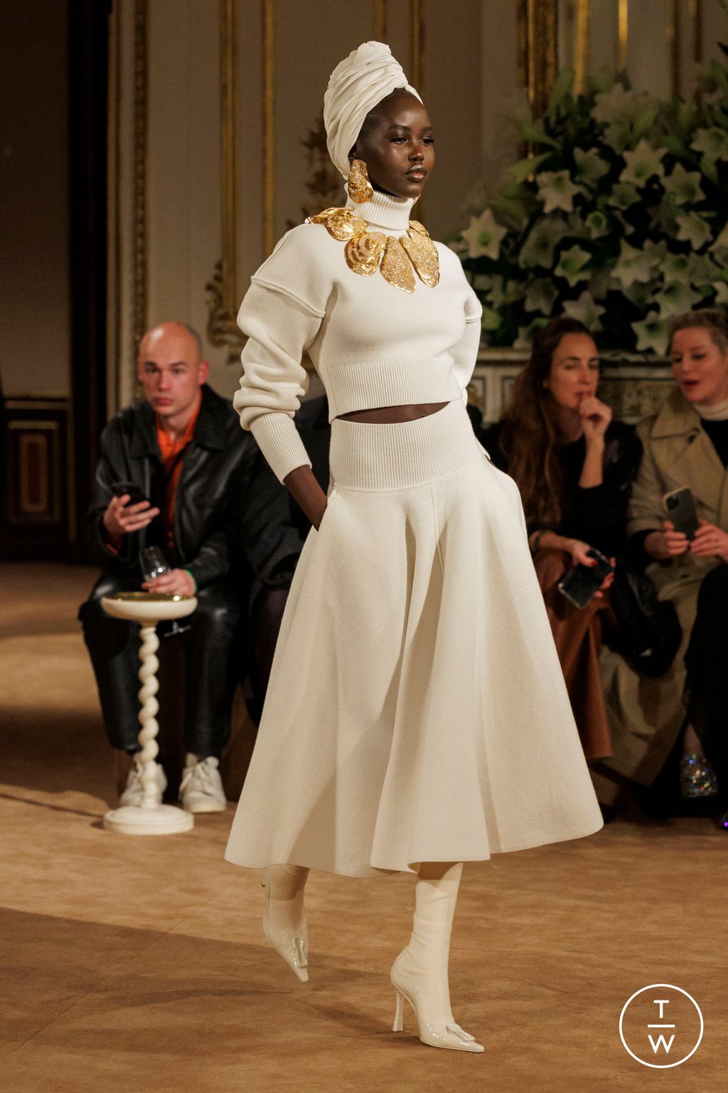 Fashion Week Paris Fall/Winter 2023 look 33 from the Schiaparelli collection womenswear