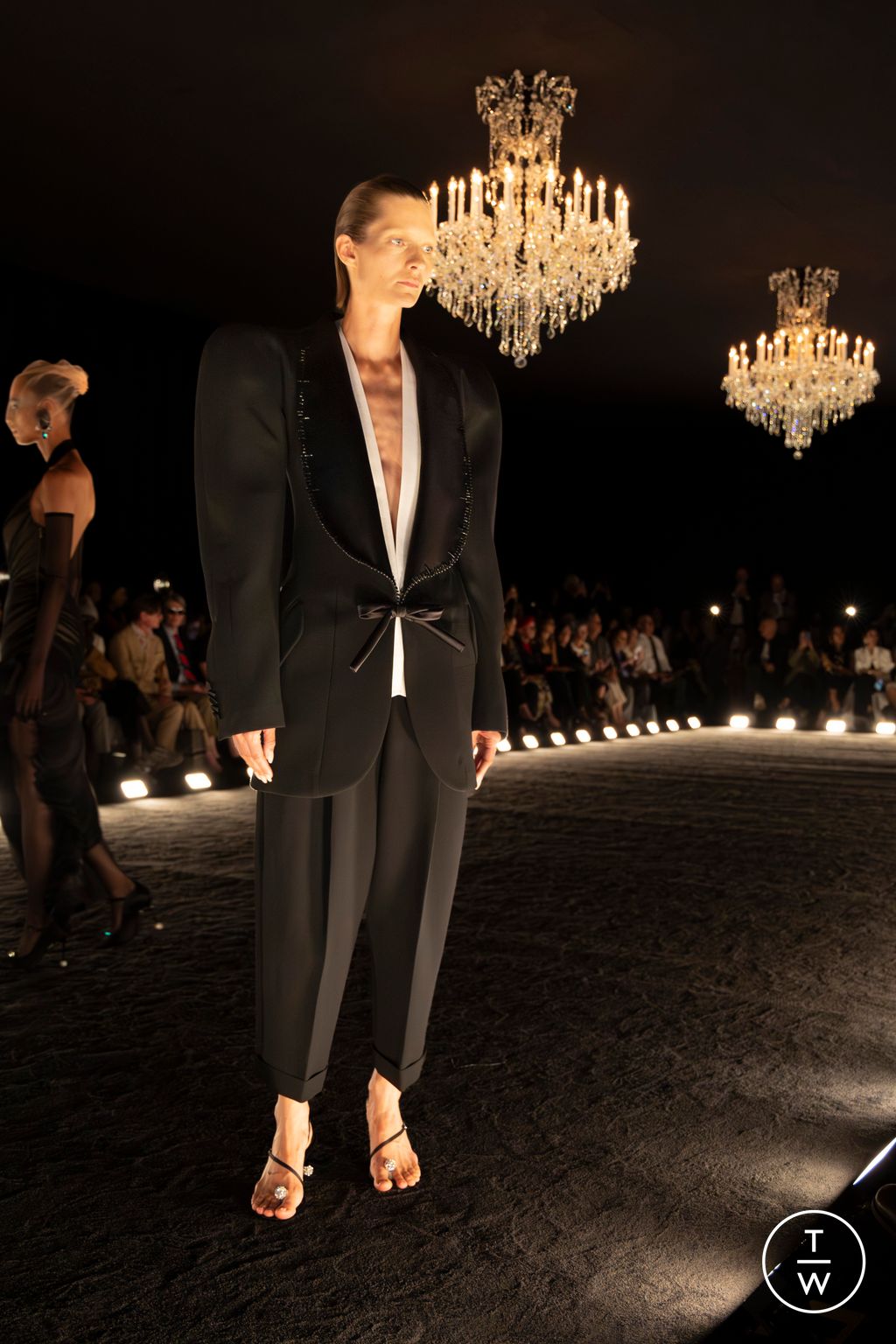 Fashion Week Paris Fall/Winter 2024 look 11 de la collection Schiaparelli couture
