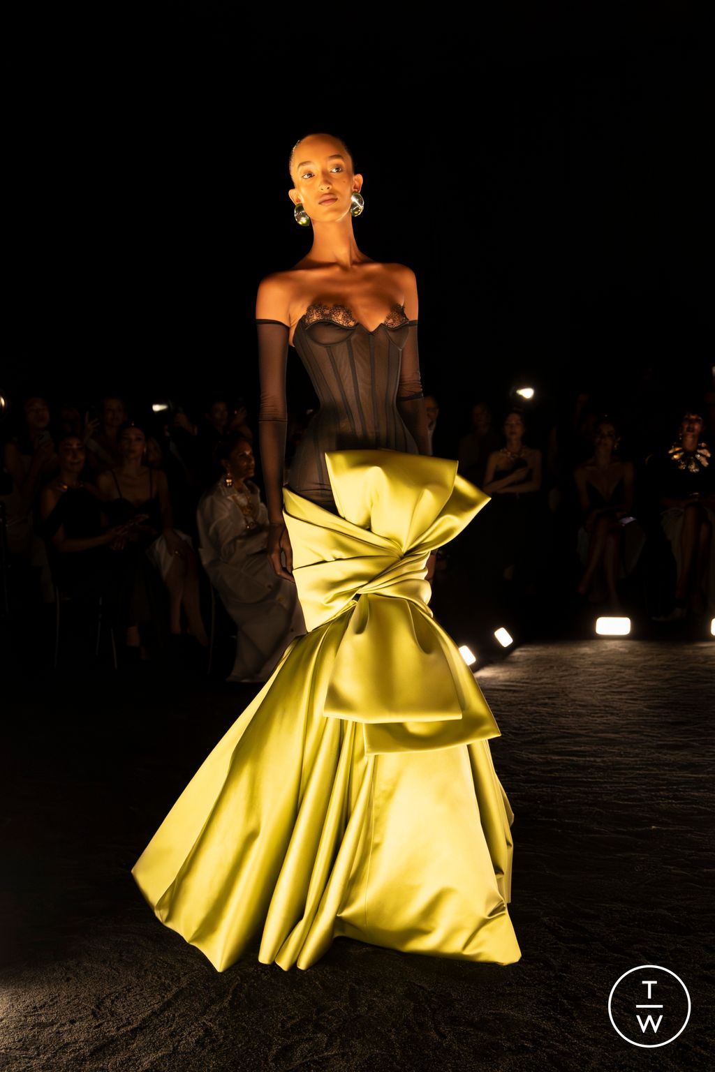 Fashion Week Paris Fall/Winter 2024 look 26 de la collection Schiaparelli couture