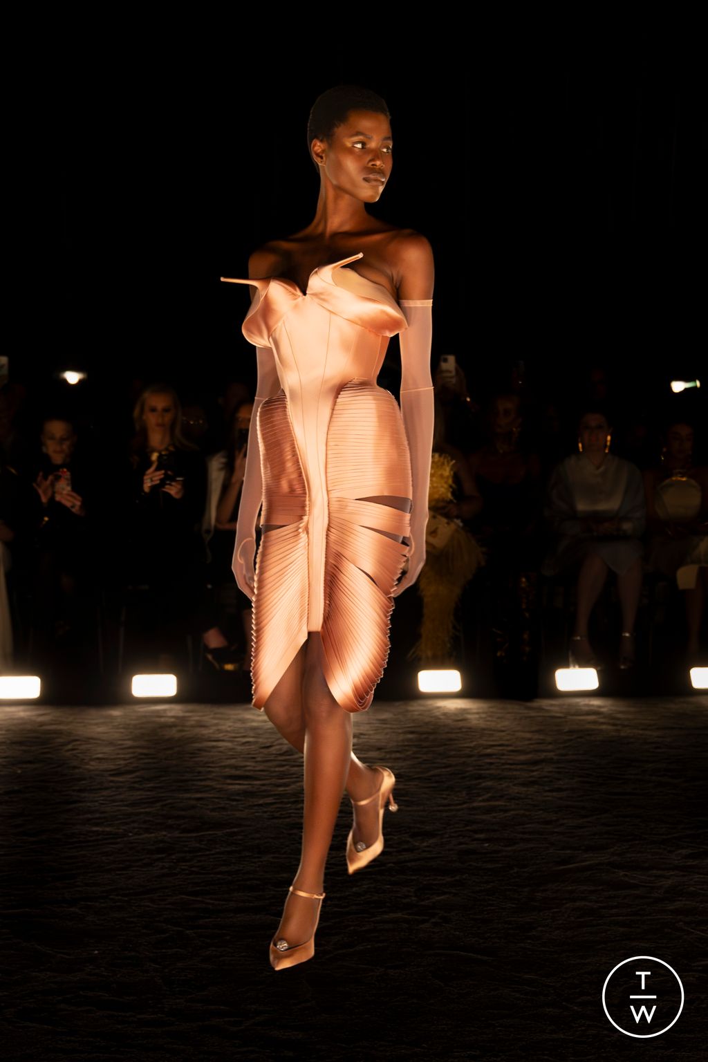 Fashion Week Paris Fall/Winter 2024 look 29 from the Schiaparelli collection couture