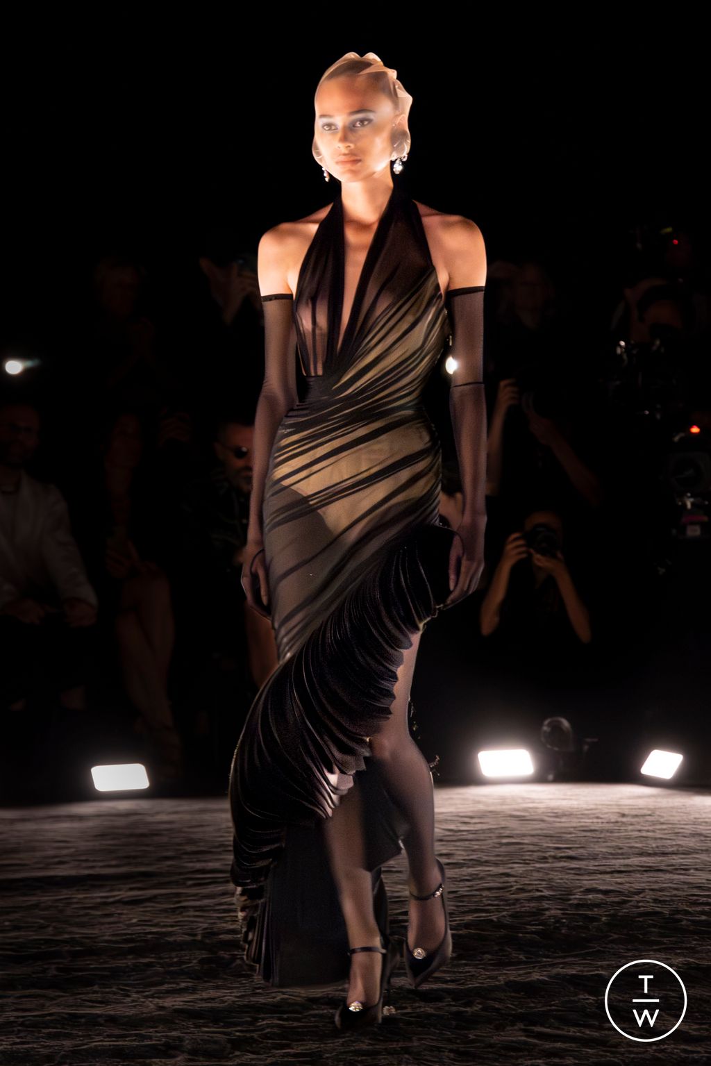 Fashion Week Paris Fall/Winter 2024 look 9 from the Schiaparelli collection couture