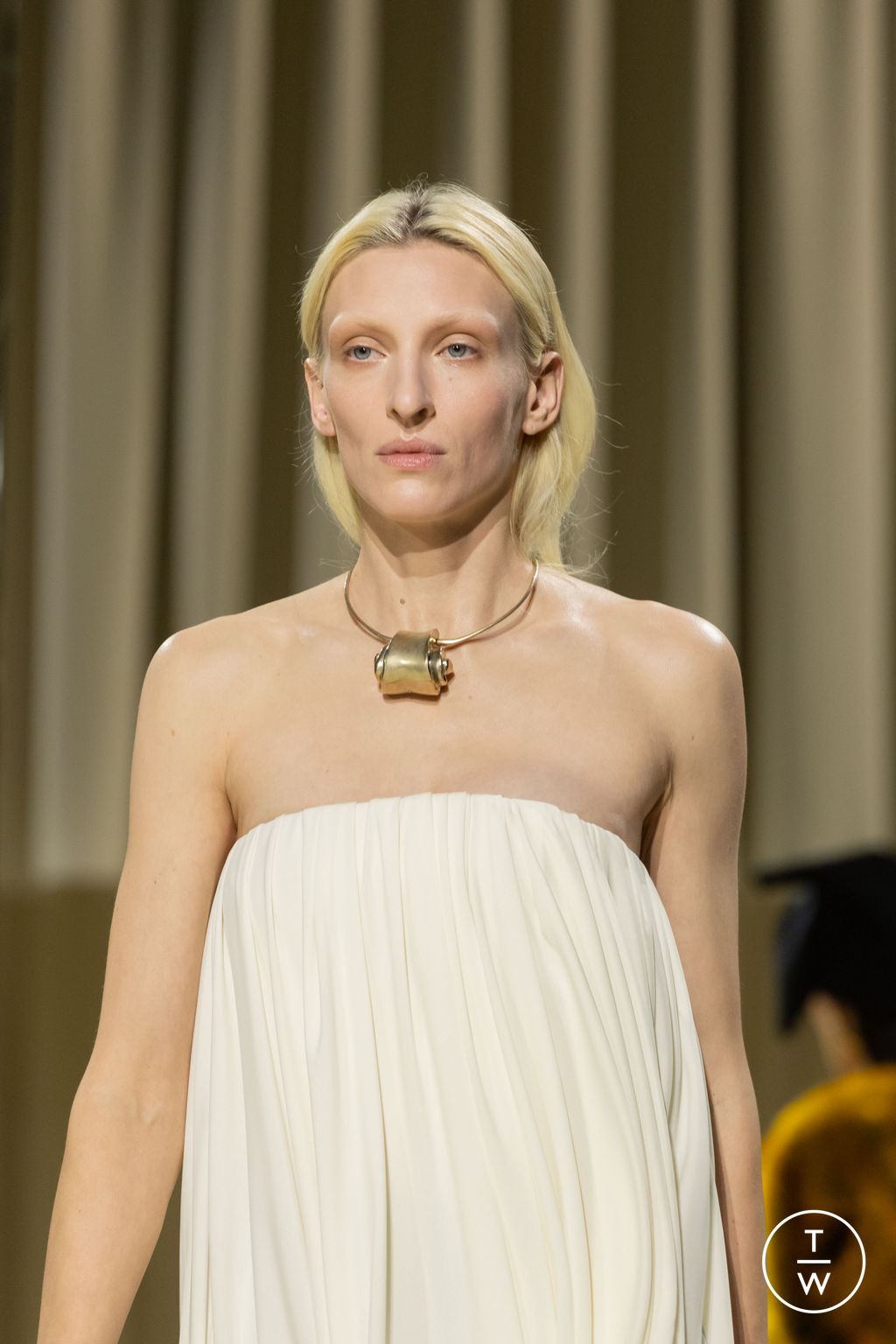 Fashion Week Paris Fall/Winter 2024 look 14 de la collection Schiaparelli womenswear accessories