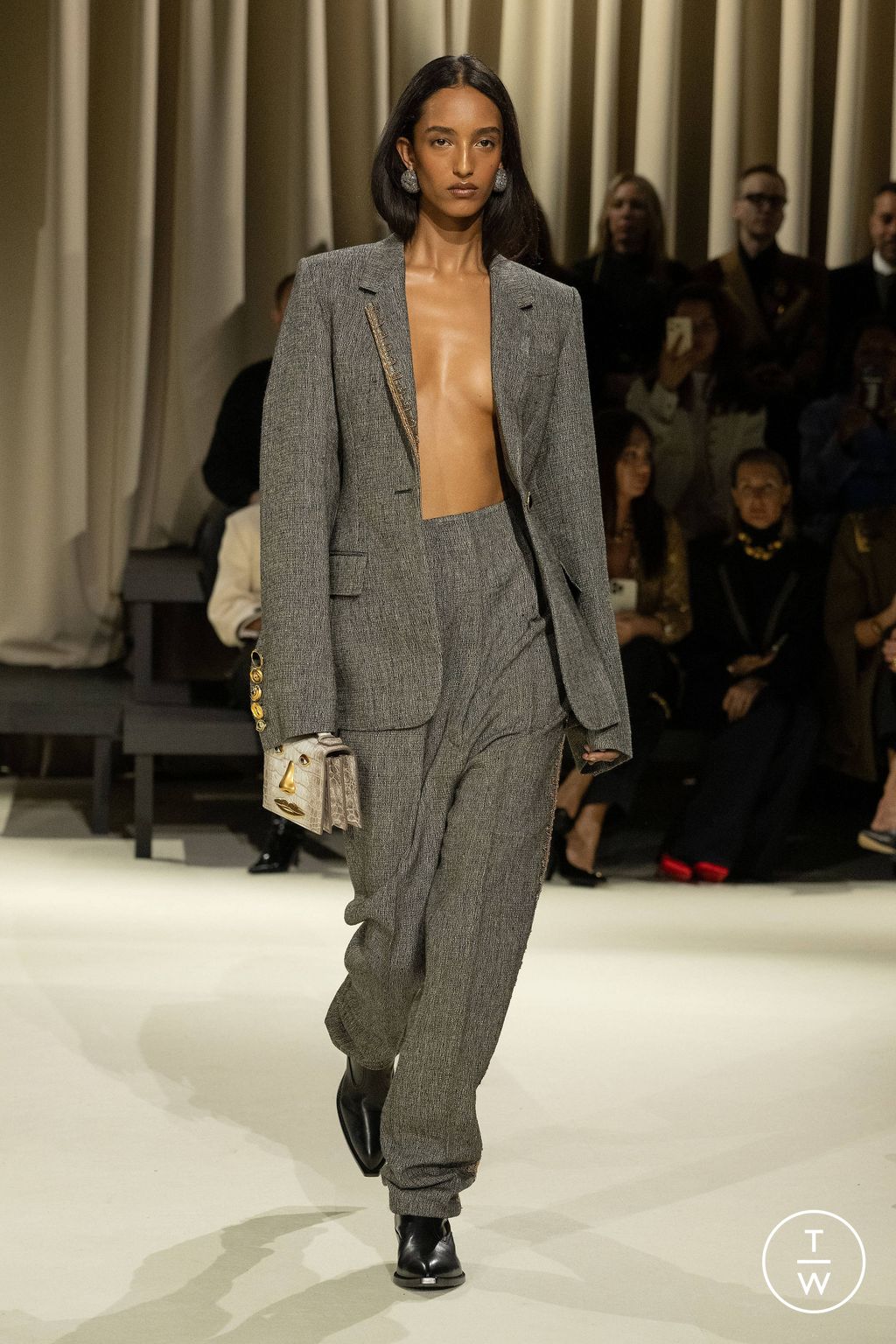 Fashion Week Paris Fall/Winter 2024 look 1 de la collection Schiaparelli womenswear