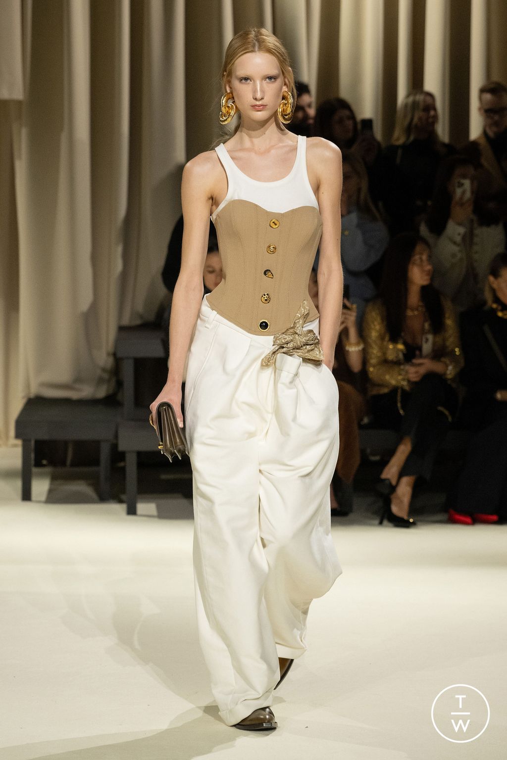 Fashion Week Paris Fall/Winter 2024 look 4 from the Schiaparelli collection womenswear