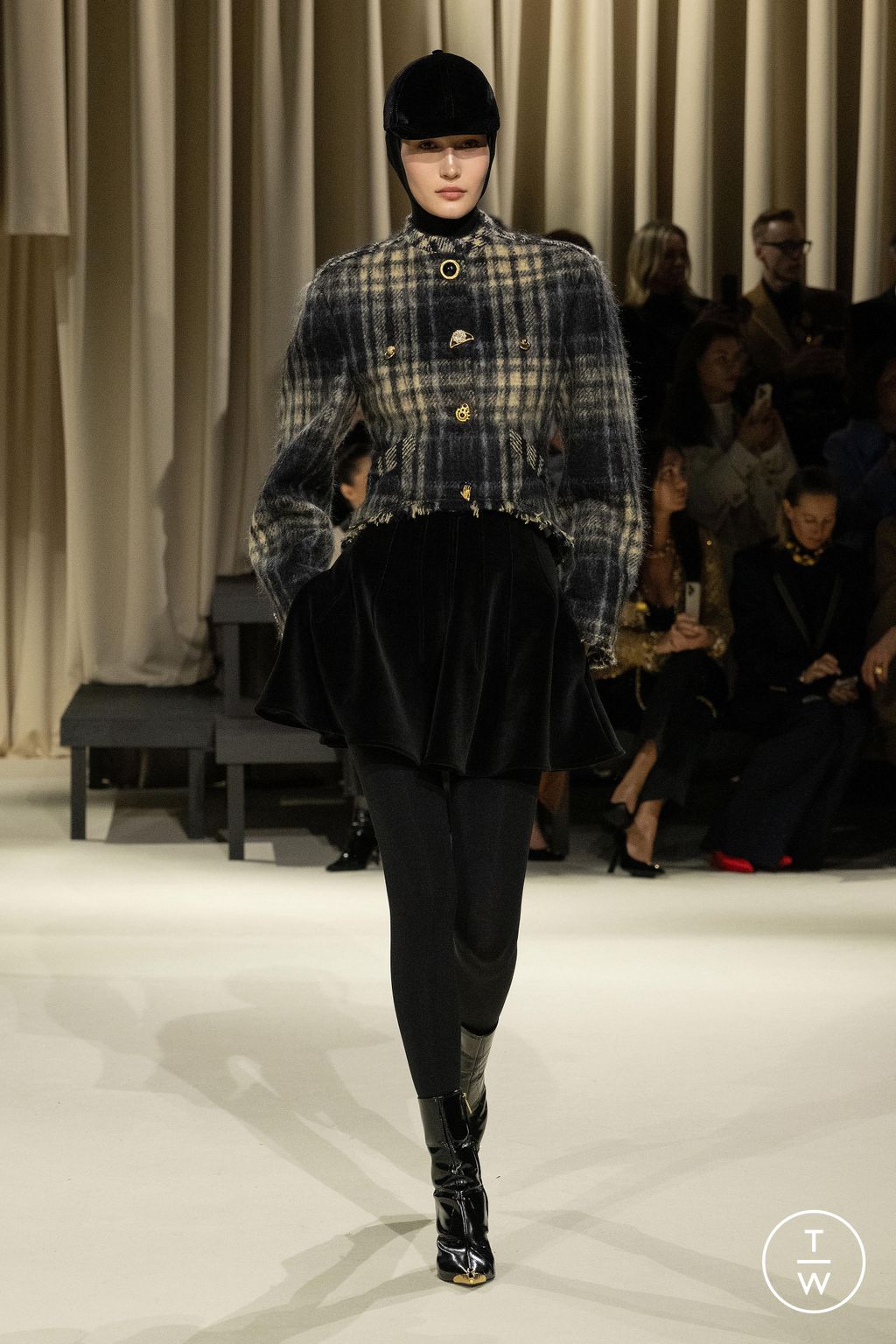 Fashion Week Paris Fall/Winter 2024 look 8 from the Schiaparelli collection womenswear