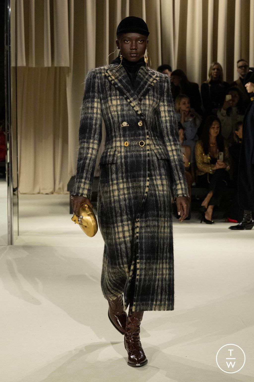 Fashion Week Paris Fall/Winter 2024 look 10 de la collection Schiaparelli womenswear