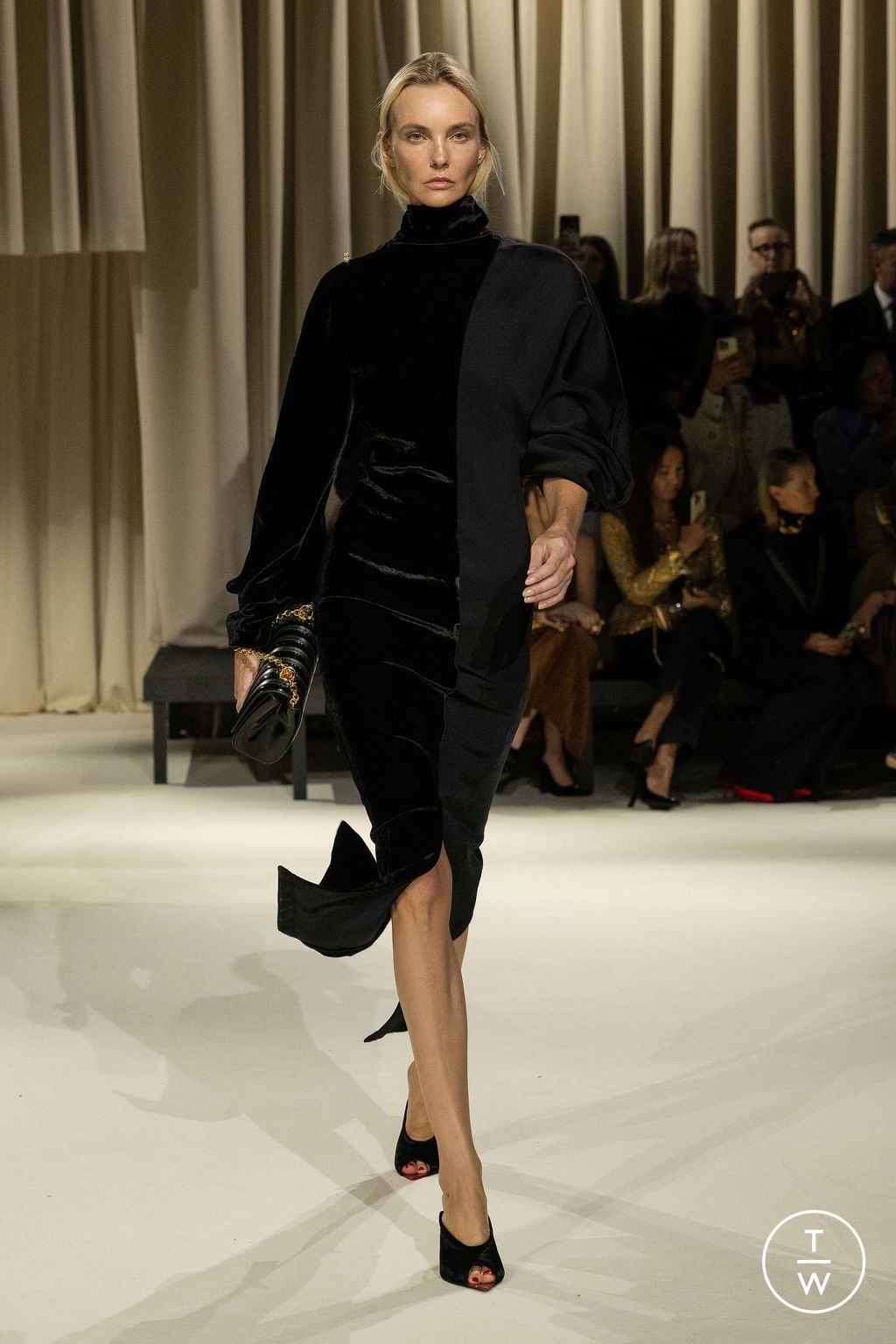 Fashion Week Paris Fall/Winter 2024 look 16 from the Schiaparelli collection womenswear