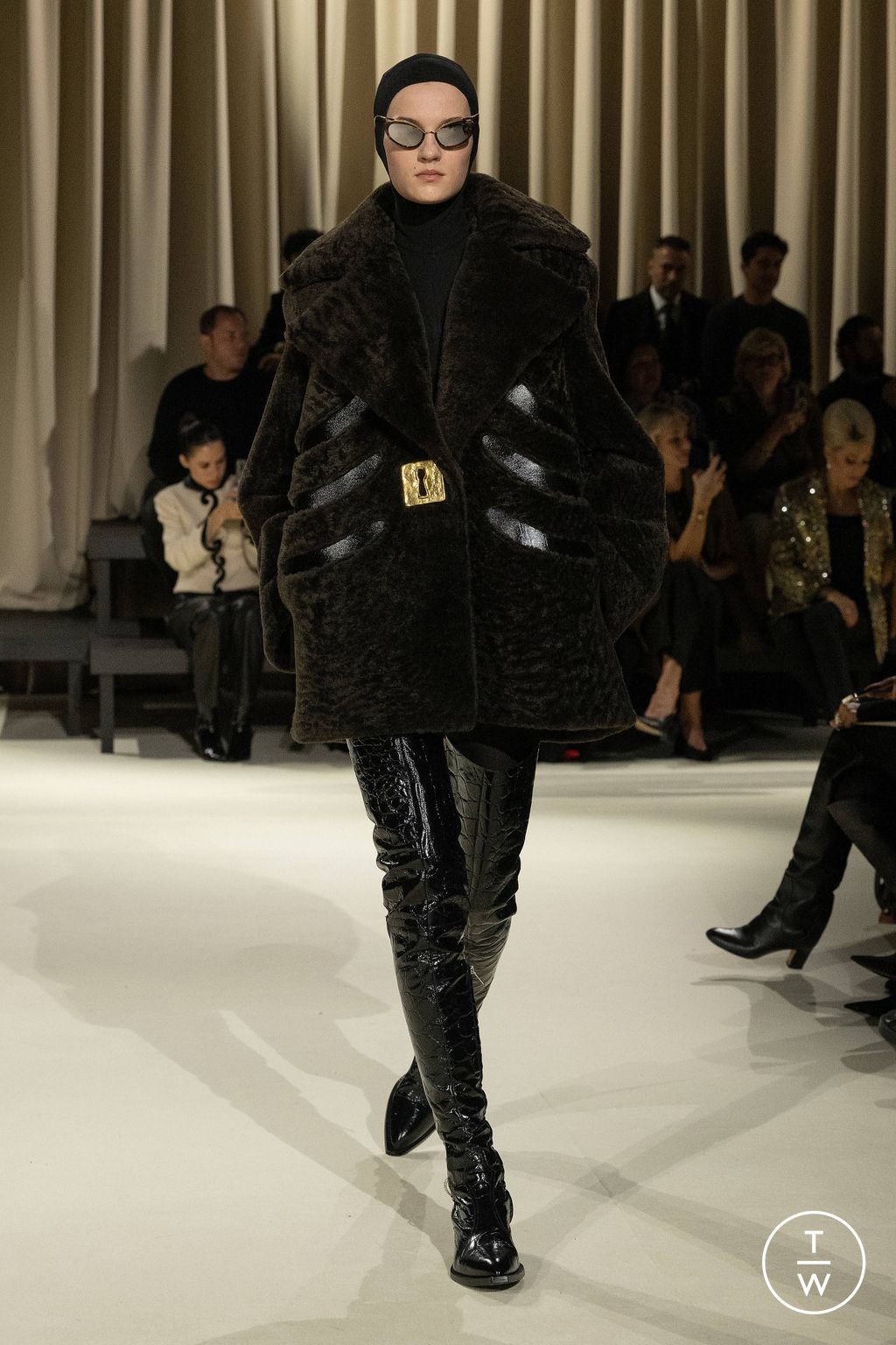 Fashion Week Paris Fall/Winter 2024 look 22 from the Schiaparelli collection womenswear