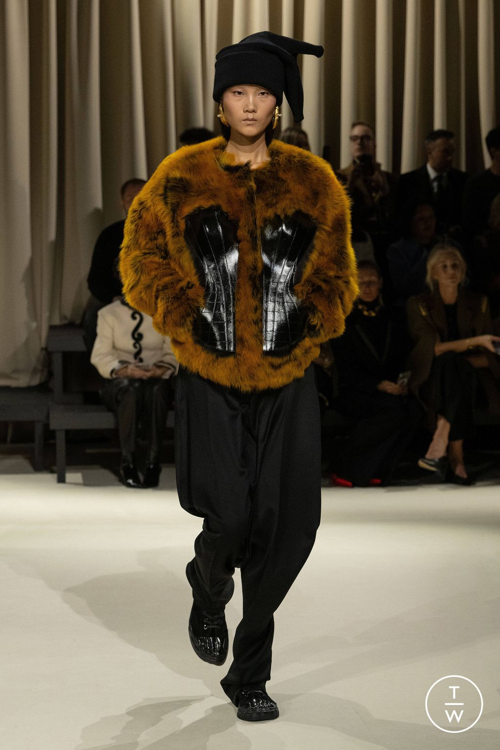 Fashion Week Paris Fall/Winter 2024 look 23 de la collection Schiaparelli womenswear