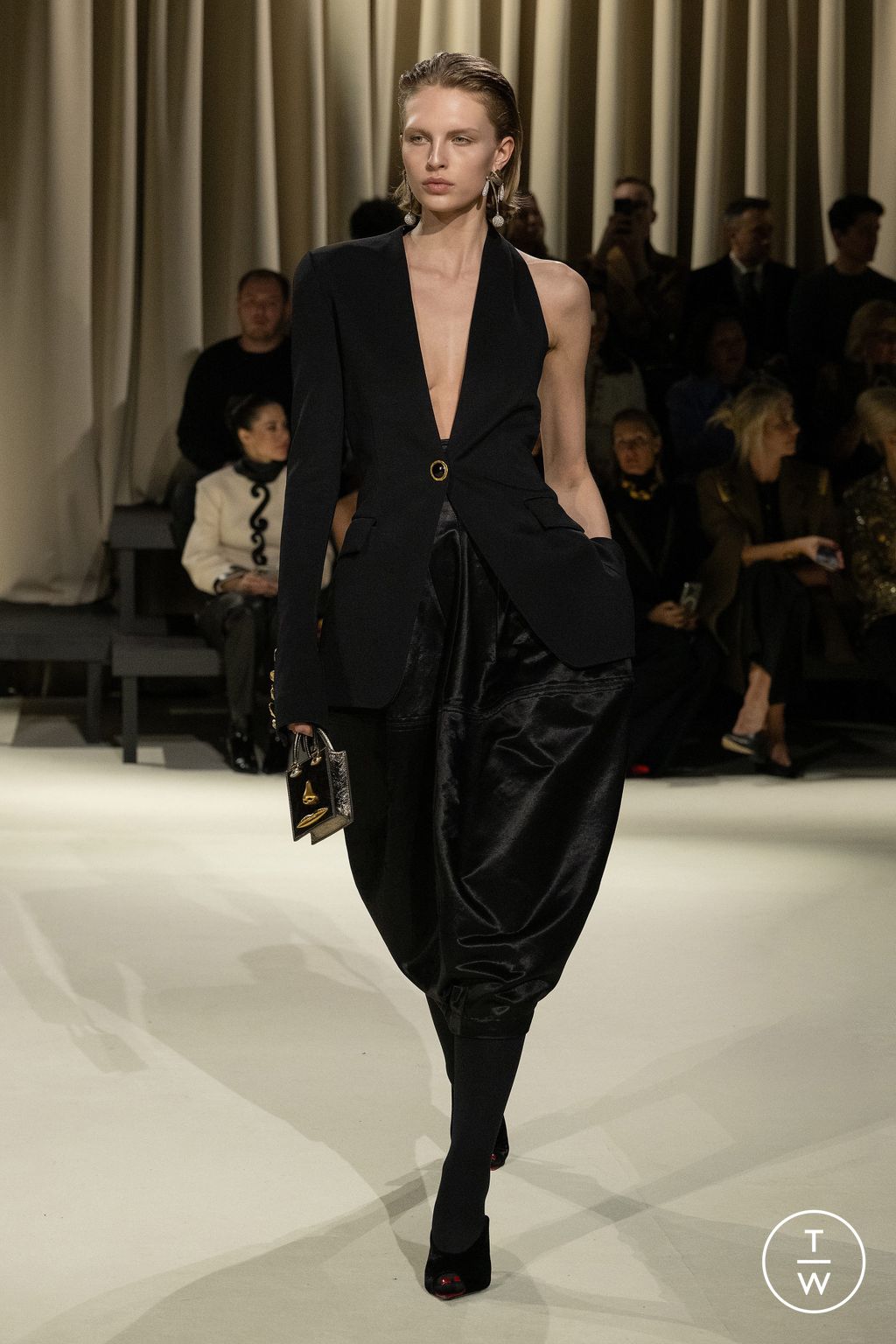 Fashion Week Paris Fall/Winter 2024 look 25 from the Schiaparelli collection womenswear