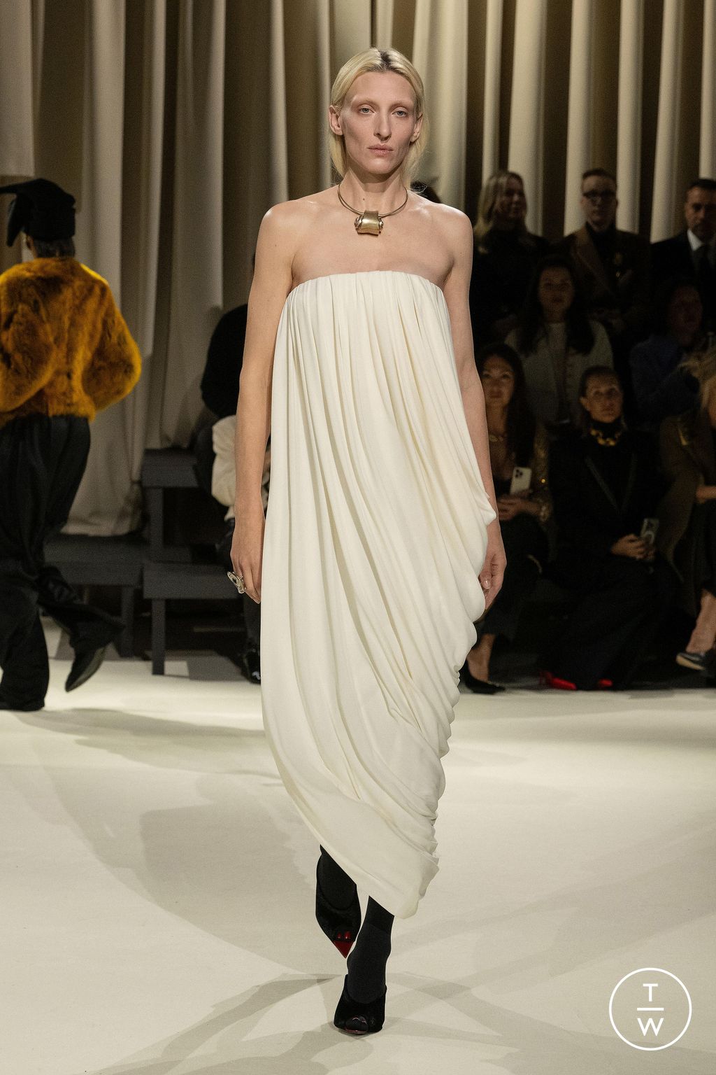 Fashion Week Paris Fall/Winter 2024 look 26 de la collection Schiaparelli womenswear