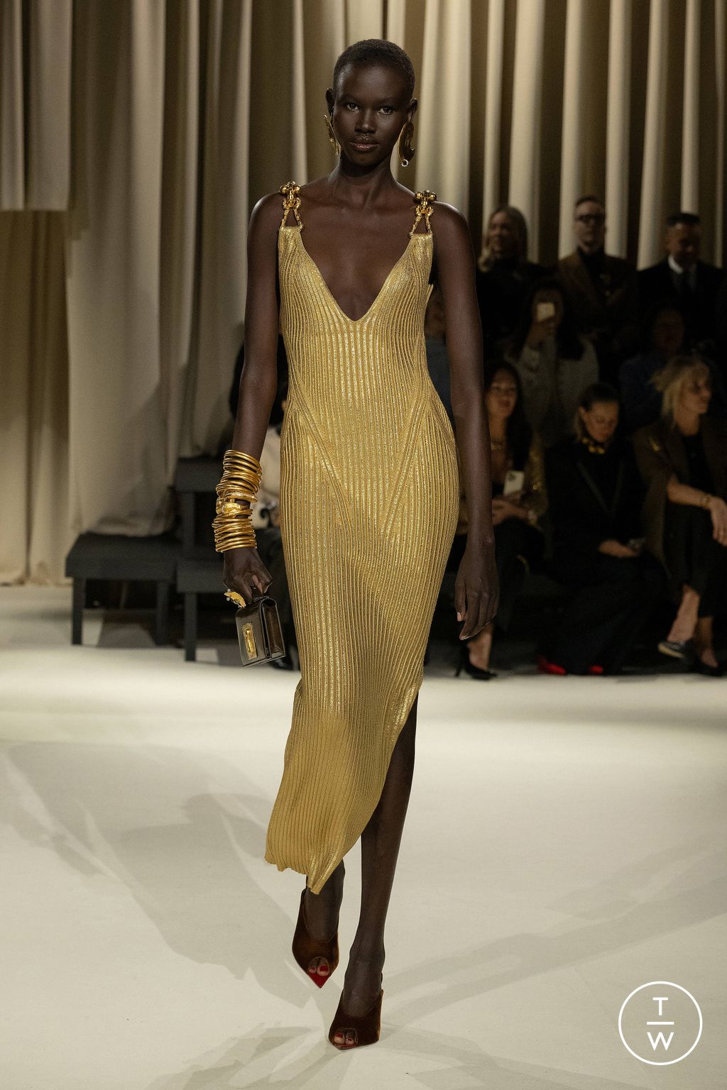 Fashion Week Paris Fall/Winter 2024 look 30 from the Schiaparelli collection womenswear