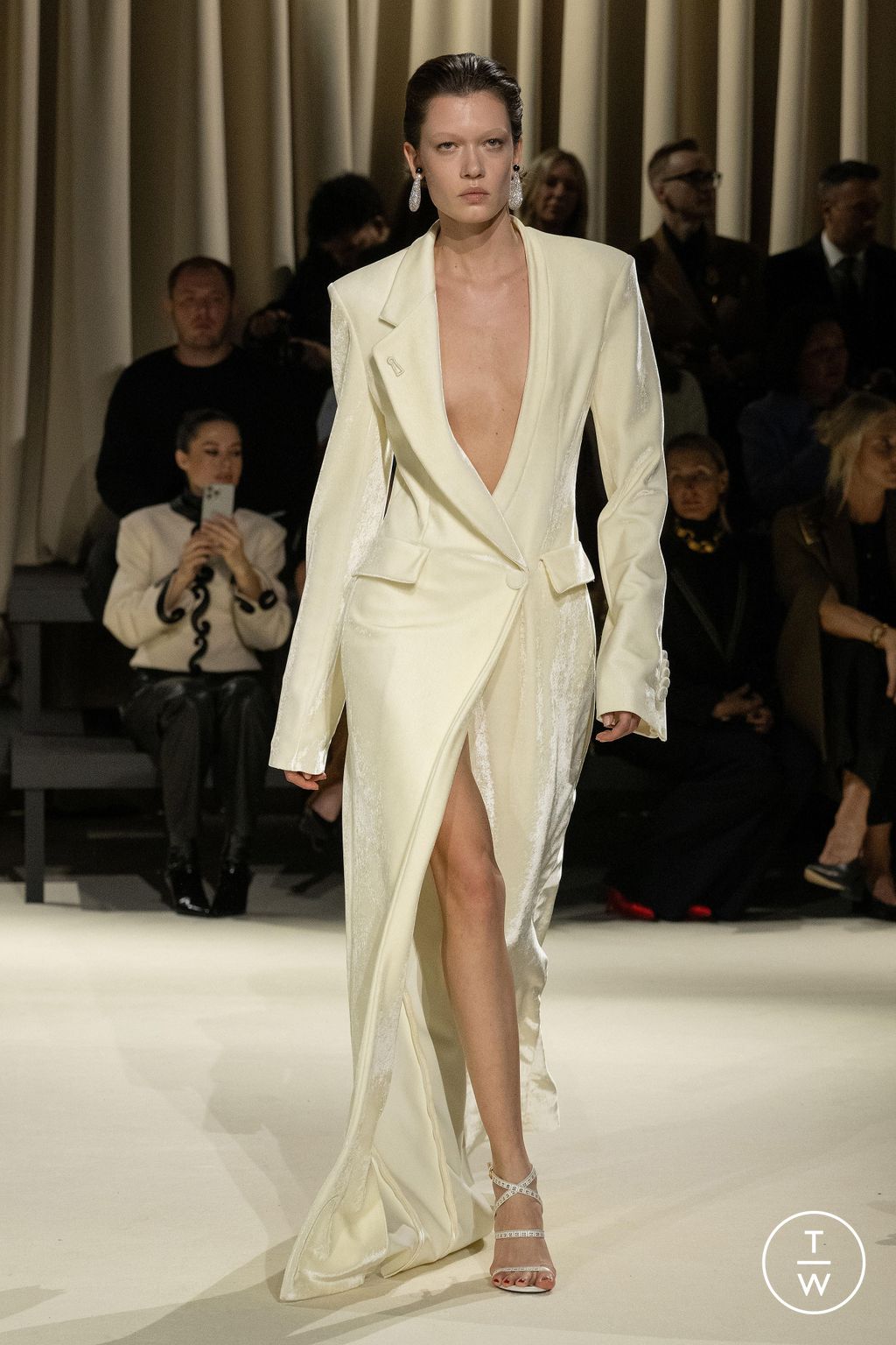 Fashion Week Paris Fall/Winter 2024 look 34 from the Schiaparelli collection womenswear