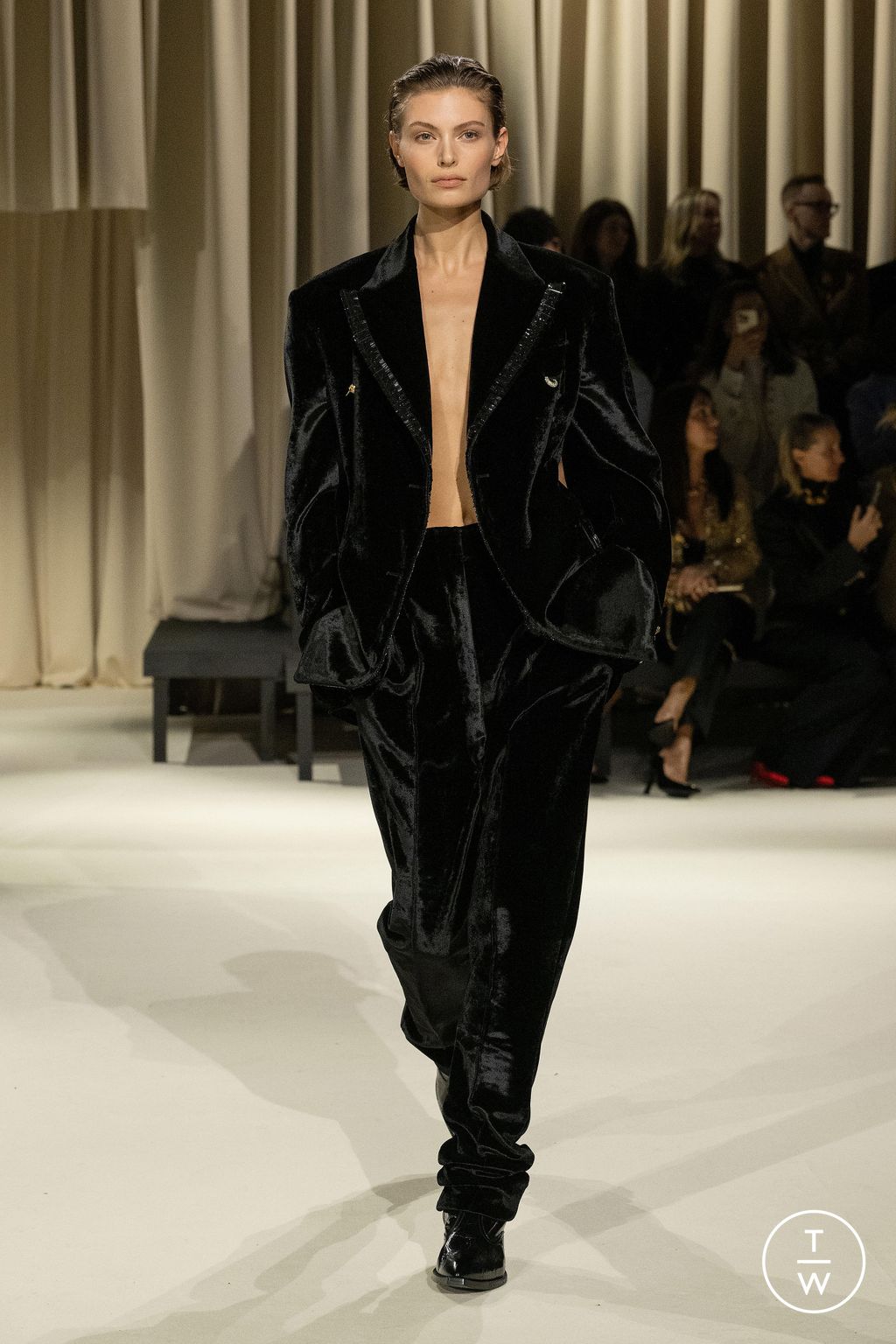 Fashion Week Paris Fall/Winter 2024 look 35 from the Schiaparelli collection womenswear