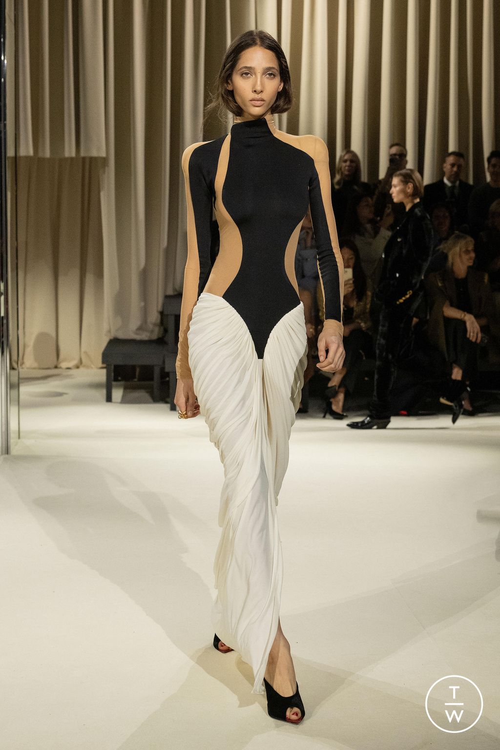 Fashion Week Paris Fall/Winter 2024 look 38 from the Schiaparelli collection womenswear