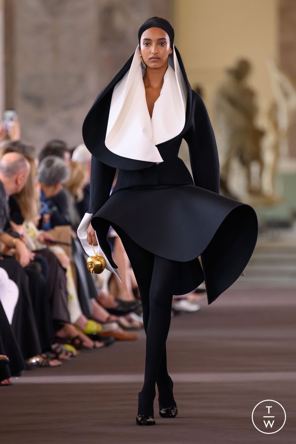 Fashion Week Paris Fall/Winter 2023 look 1 from the Schiaparelli collection couture