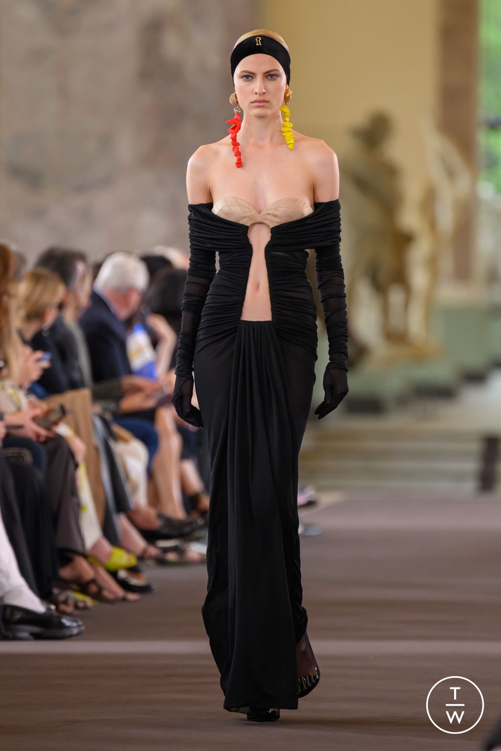 Fashion Week Paris Fall/Winter 2023 look 10 from the Schiaparelli collection couture