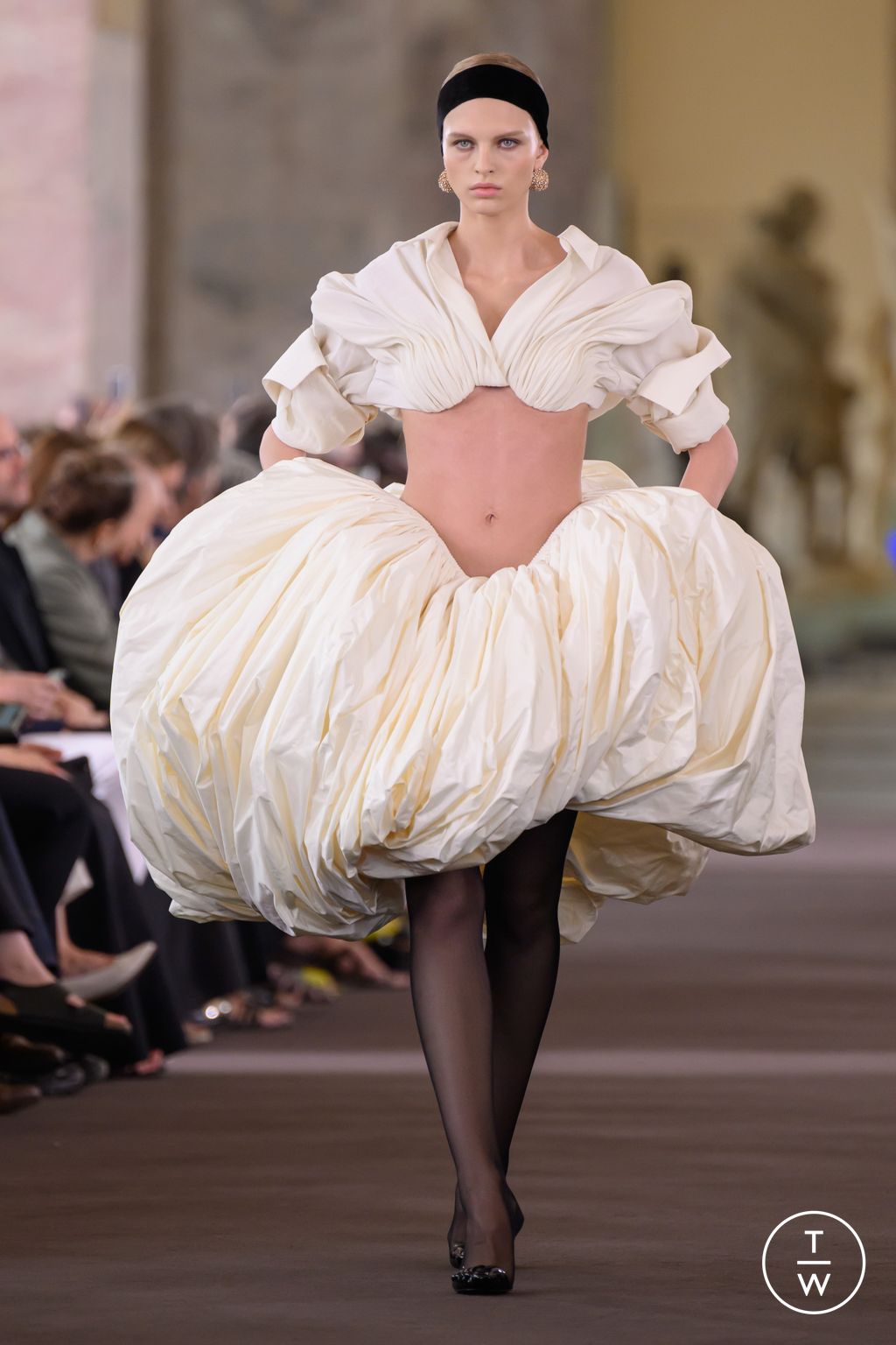 Fashion Week Paris Fall/Winter 2023 look 12 de la collection Schiaparelli couture