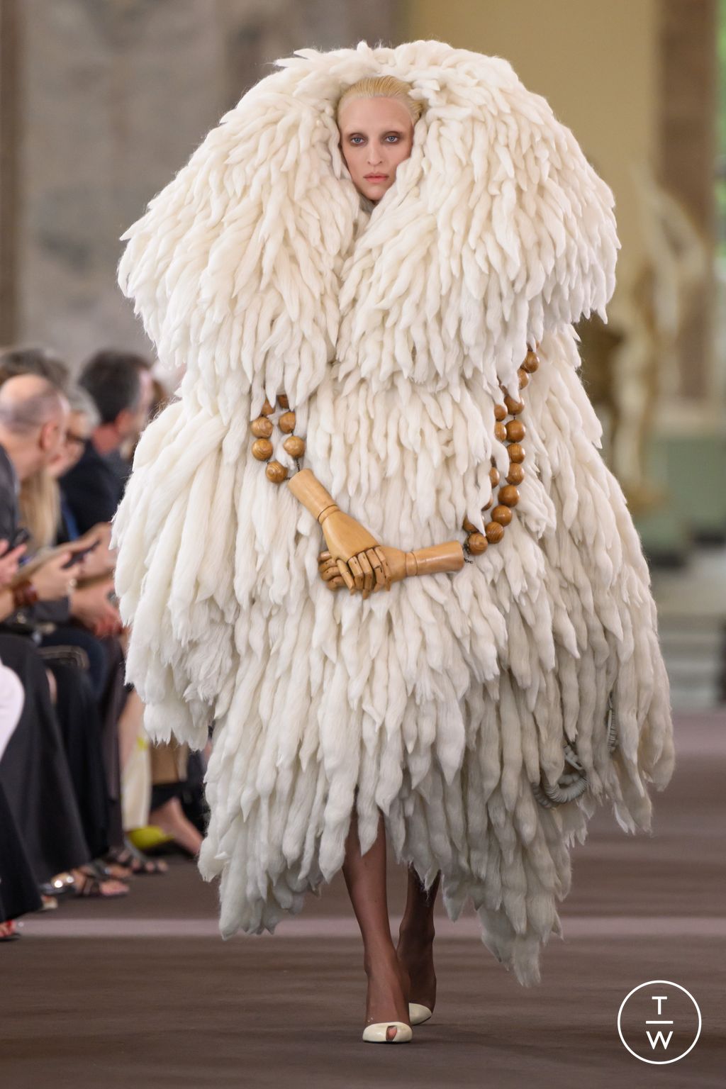 Fashion Week Paris Fall/Winter 2023 look 14 from the Schiaparelli collection couture