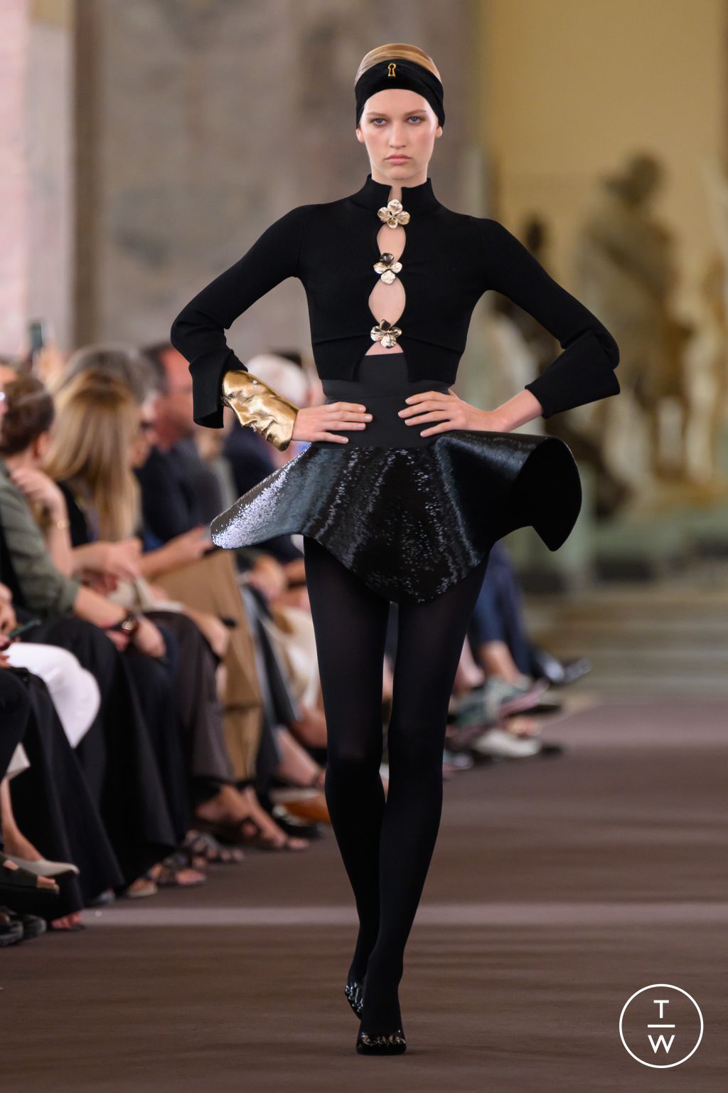 Fashion Week Paris Fall/Winter 2023 look 18 from the Schiaparelli collection 高级定制