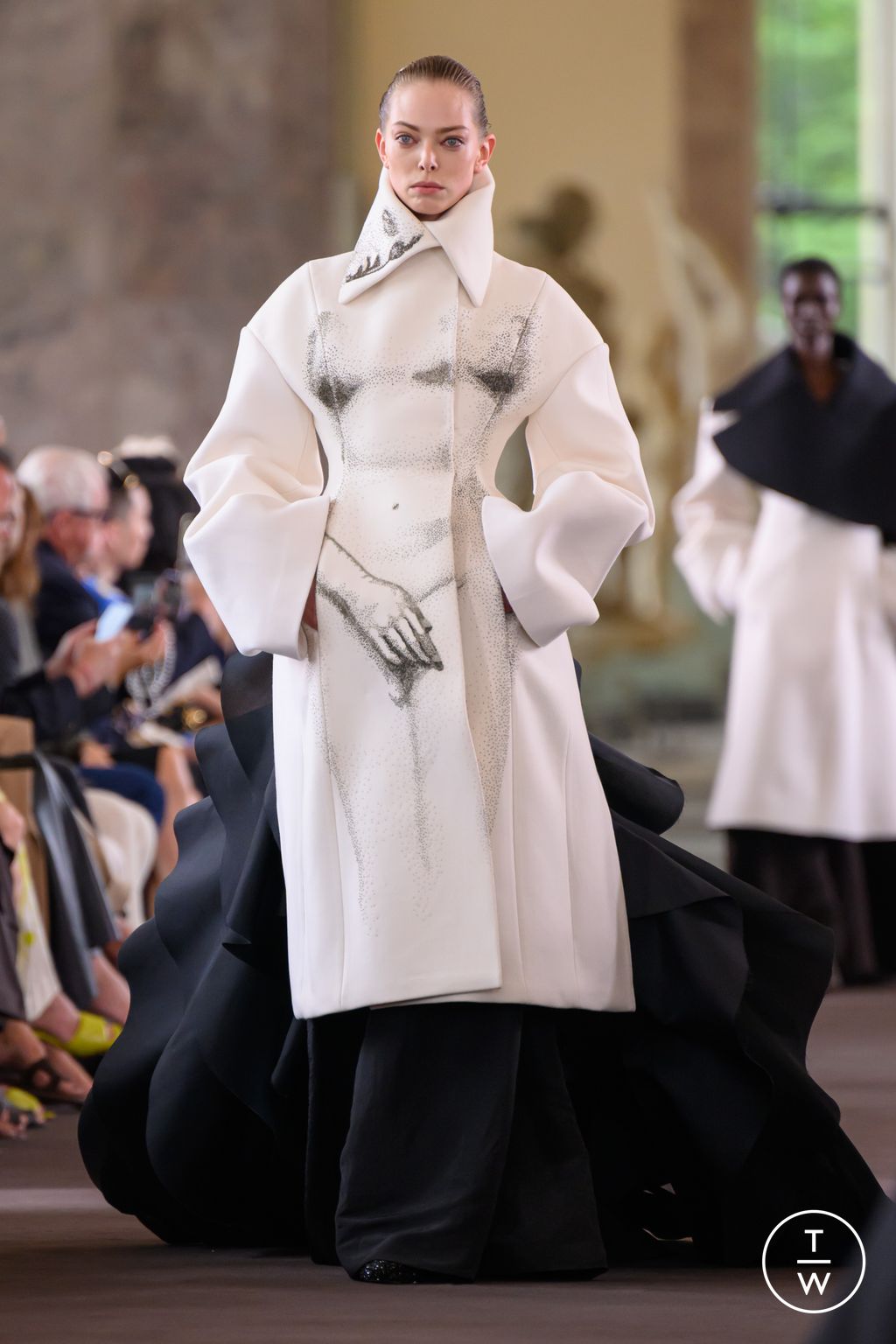 Fashion Week Paris Fall/Winter 2023 look 2 from the Schiaparelli collection couture