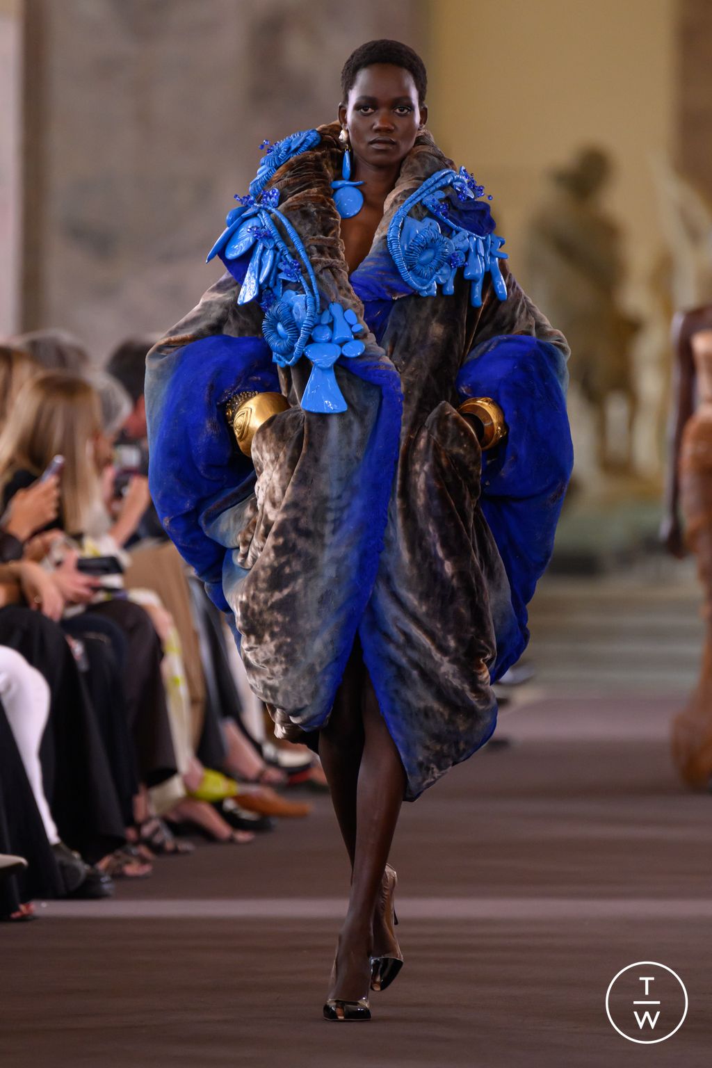 Fashion Week Paris Fall/Winter 2023 look 24 from the Schiaparelli collection couture