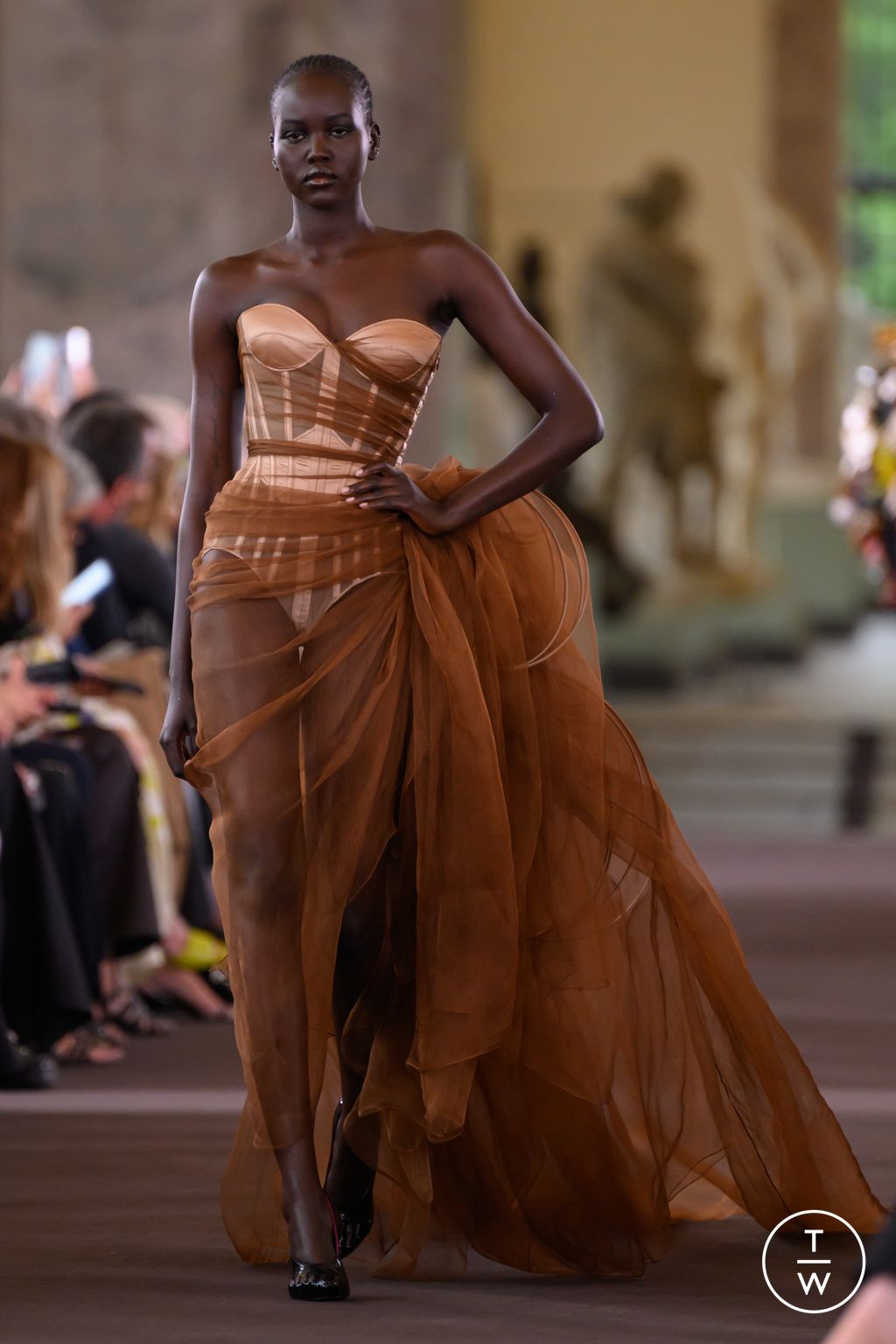 Fashion Week Paris Fall/Winter 2023 look 25 from the Schiaparelli collection couture