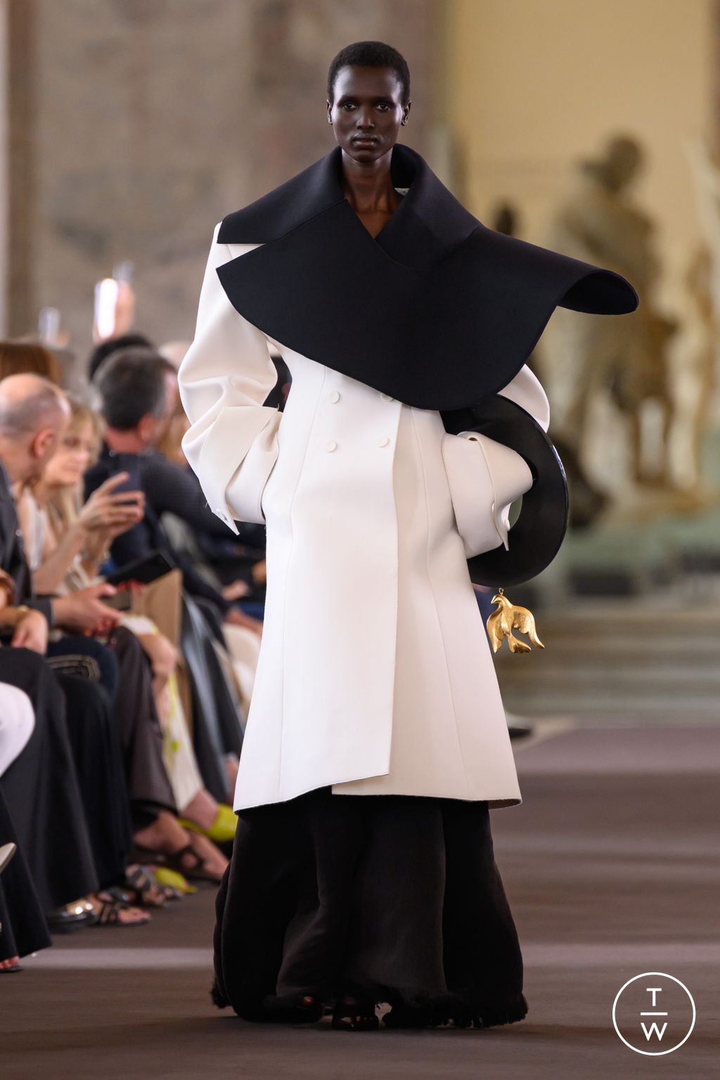 Fashion Week Paris Fall/Winter 2023 look 3 from the Schiaparelli collection couture