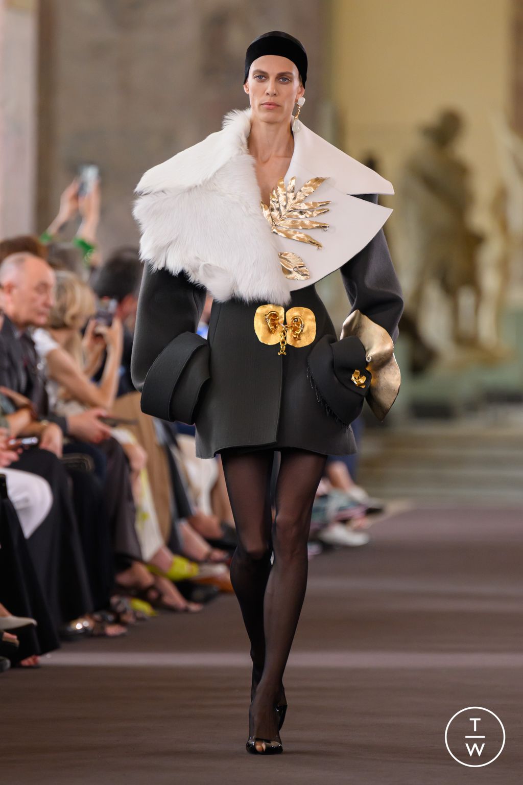 Fashion Week Paris Fall/Winter 2023 look 4 from the Schiaparelli collection couture