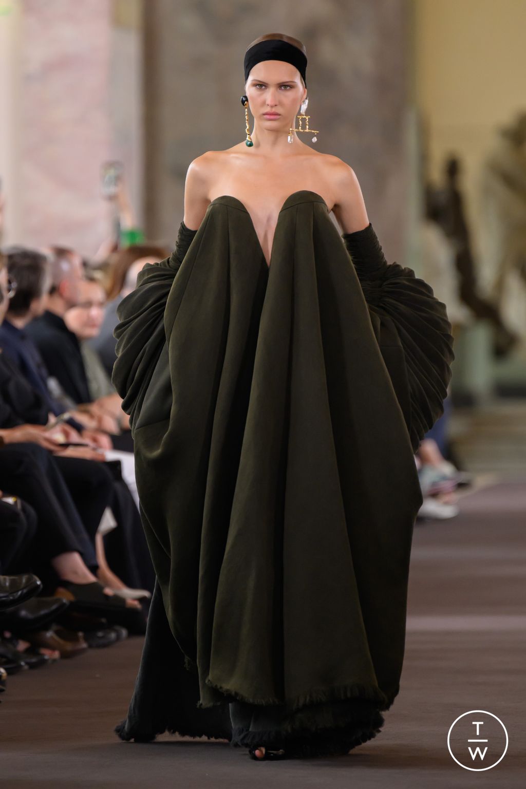 Fashion Week Paris Fall/Winter 2023 look 5 de la collection Schiaparelli couture
