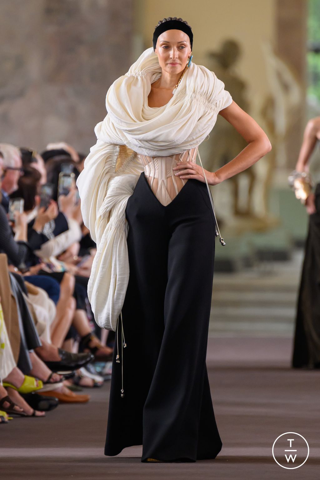 Fashion Week Paris Fall/Winter 2023 look 6 de la collection Schiaparelli couture