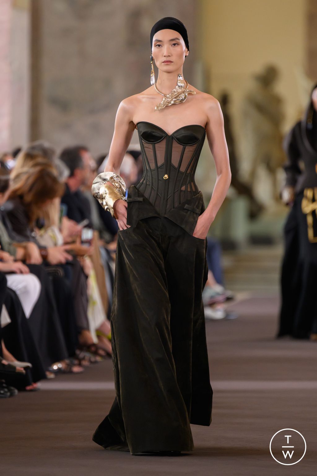Fashion Week Paris Fall/Winter 2023 look 7 de la collection Schiaparelli couture