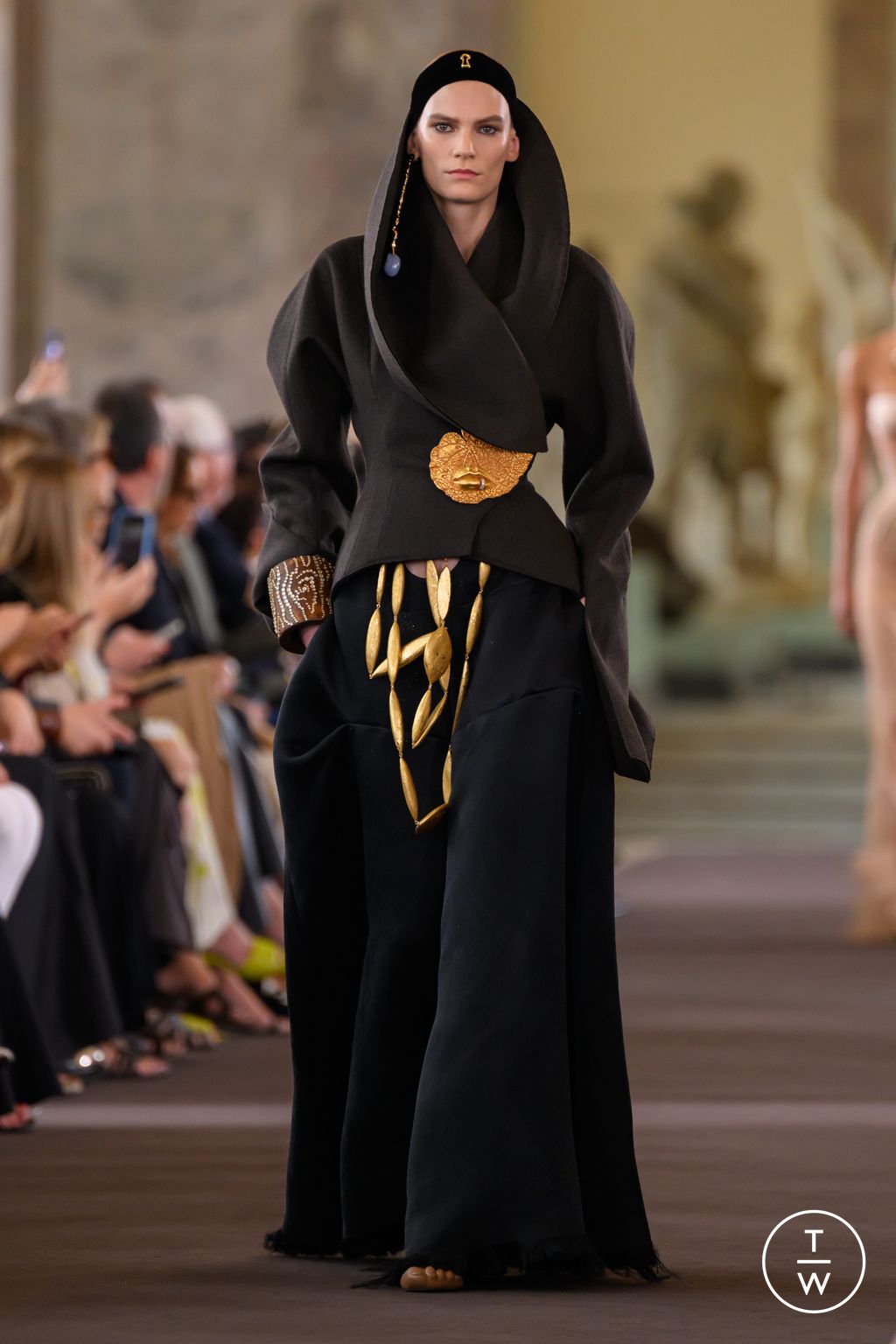 Fashion Week Paris Fall/Winter 2023 look 8 de la collection Schiaparelli couture