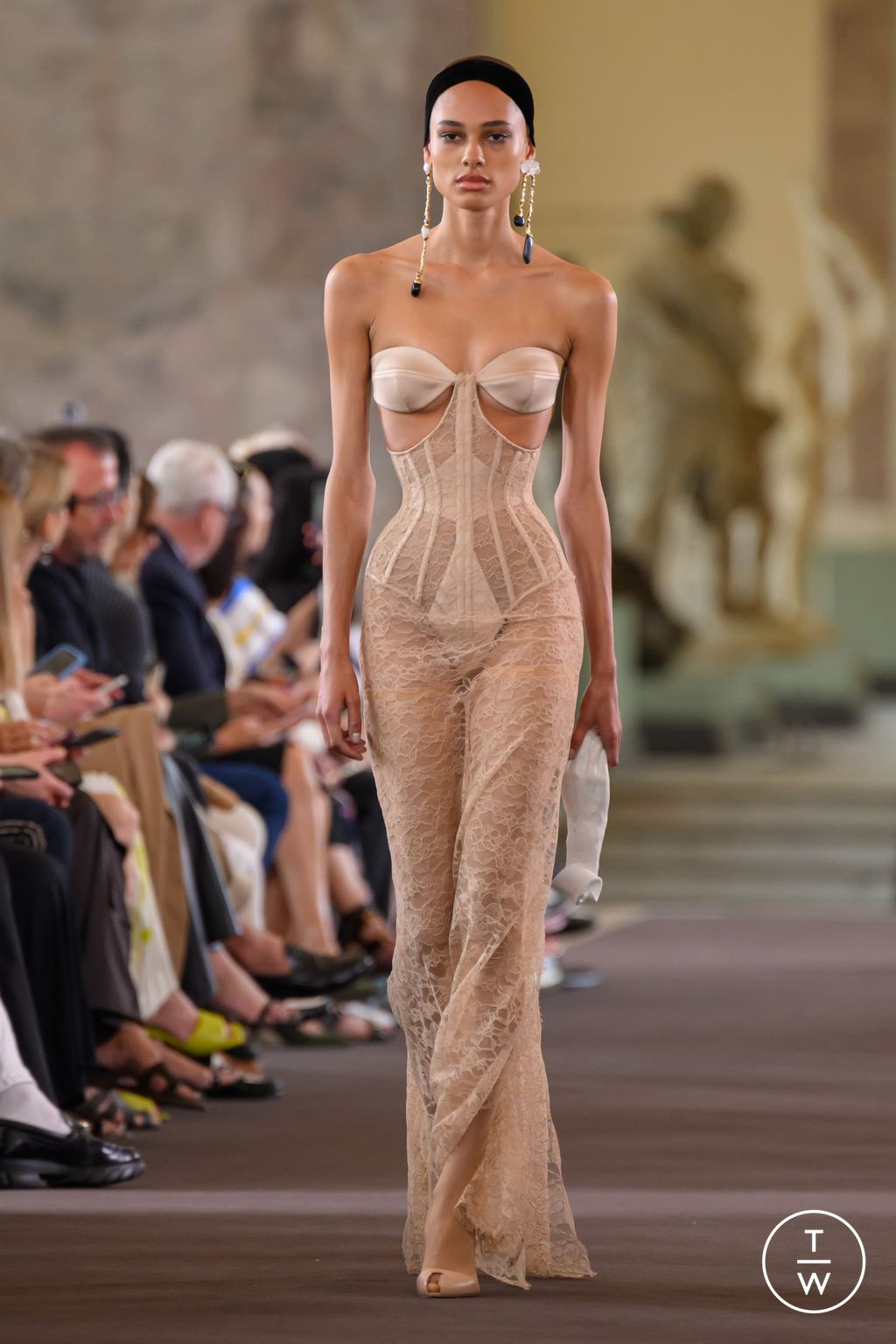 Fashion Week Paris Fall/Winter 2023 look 9 de la collection Schiaparelli couture