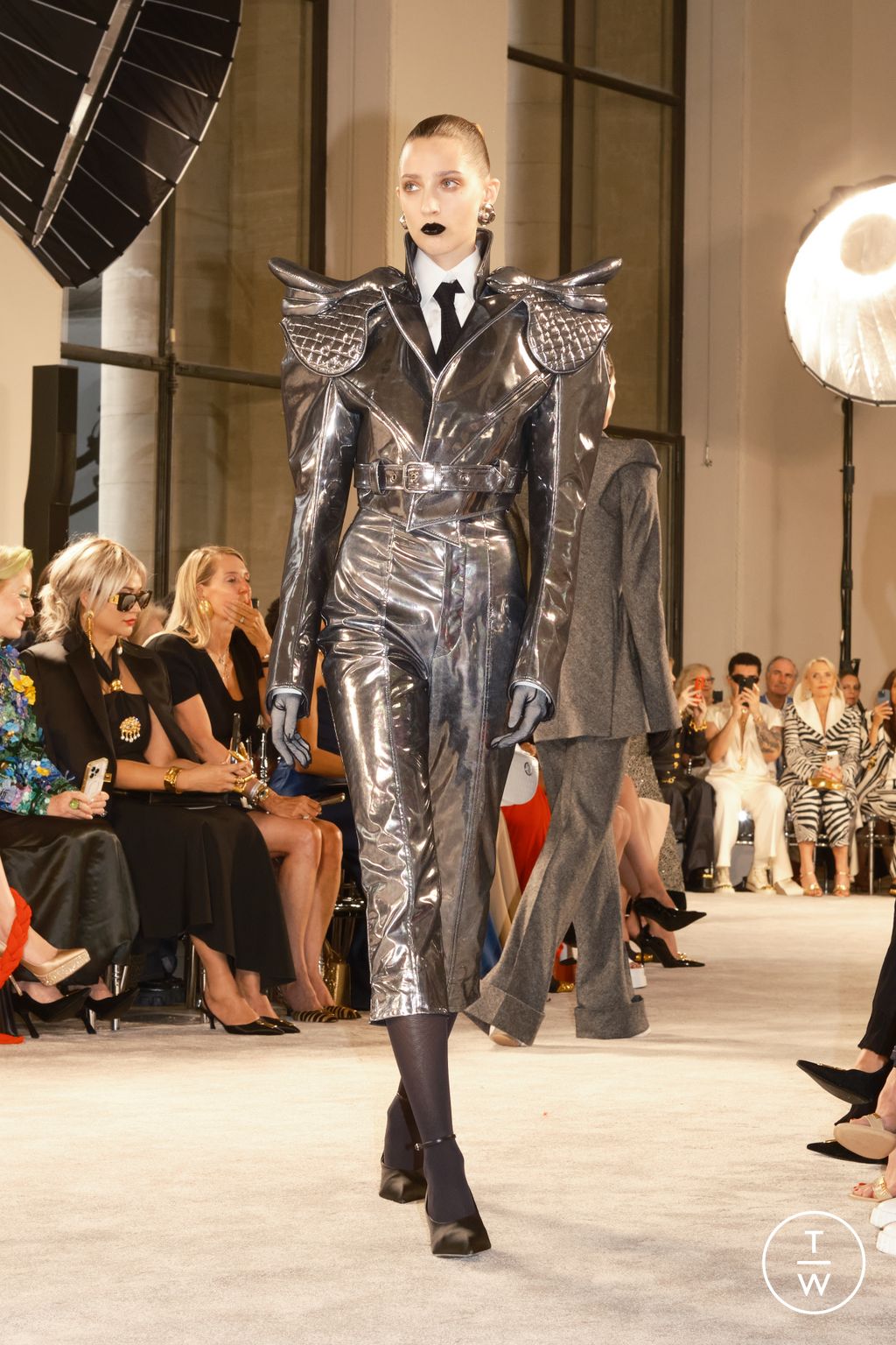 Fashion Week Paris Fall/Winter 2025 look 18 from the Schiaparelli collection 高级定制