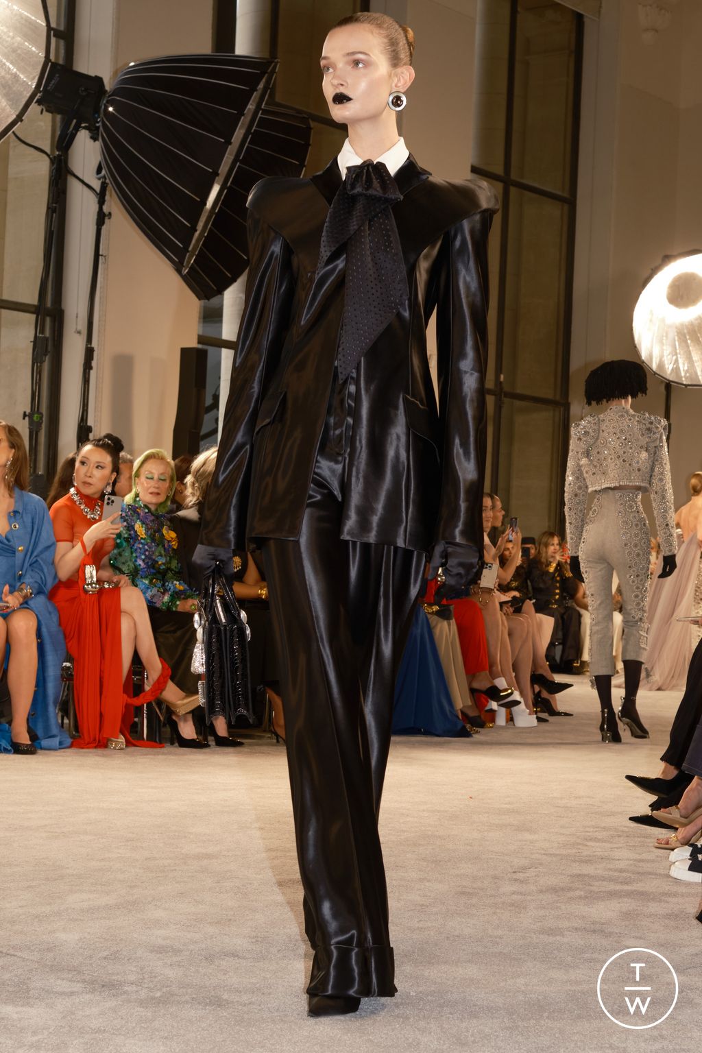 Fashion Week Paris Fall/Winter 2025 look 21 from the Schiaparelli collection 高级定制