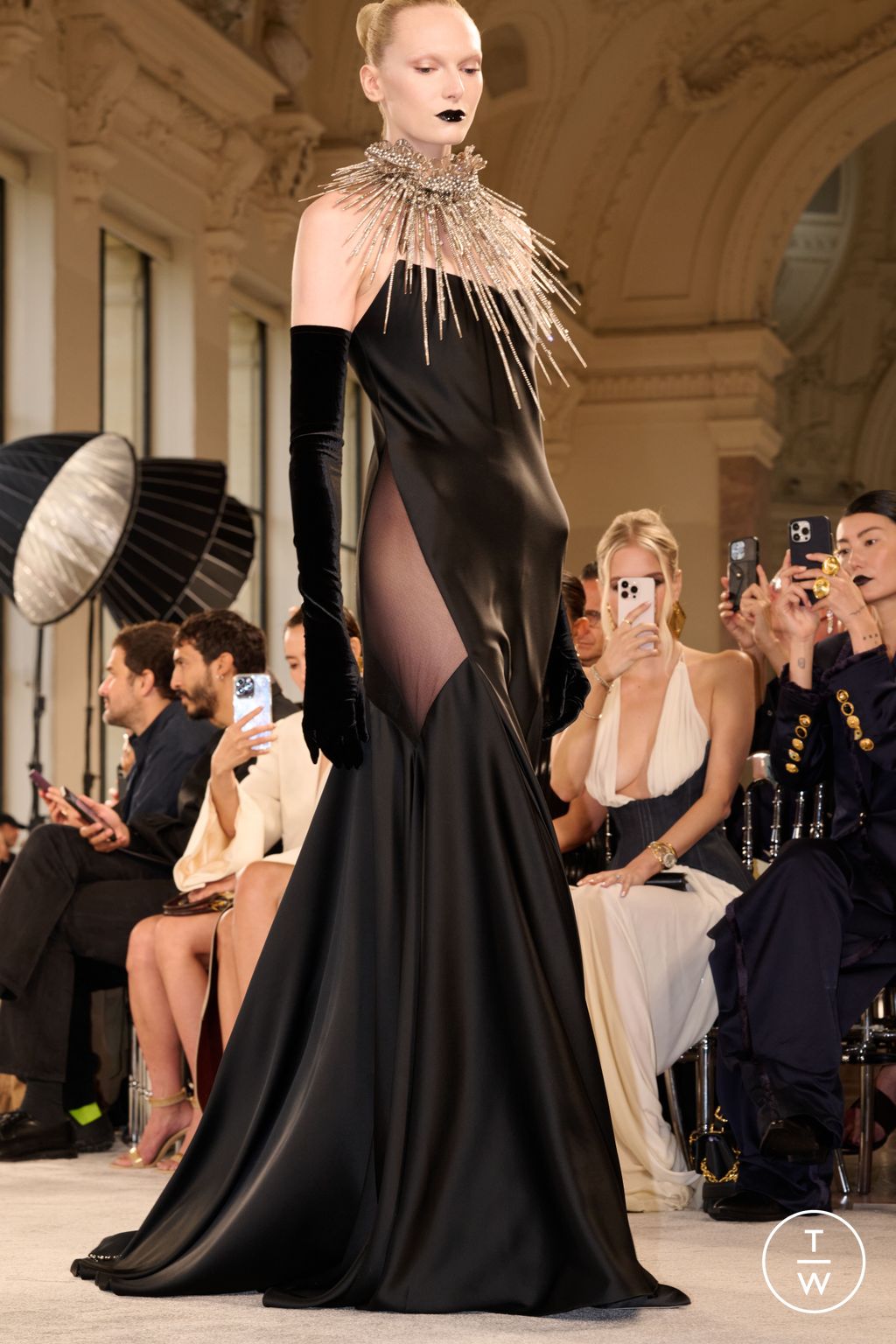 Fashion Week Paris Fall/Winter 2025 look 30 from the Schiaparelli collection couture