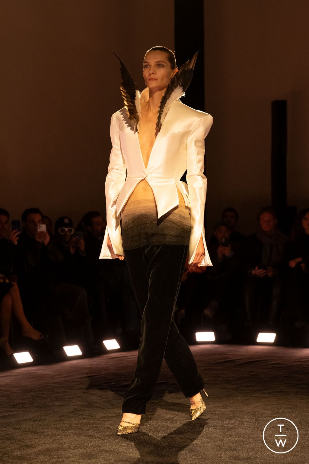 Fashion Week Paris Spring/Summer 2026 look 1 from the Schiaparelli collection couture