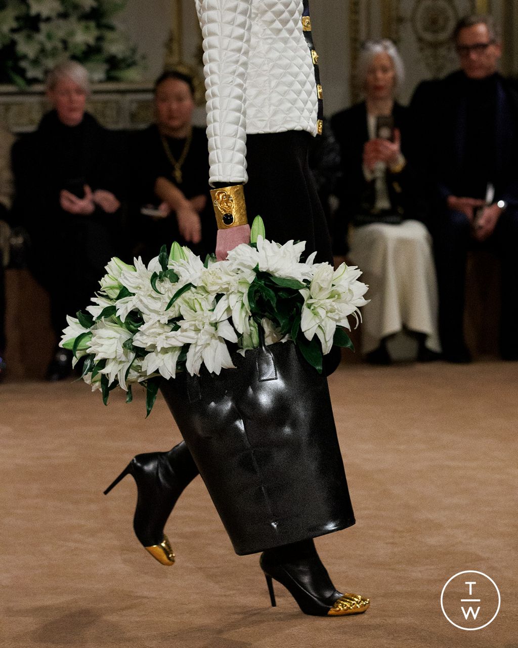 Fashion Week Paris Fall/Winter 2023 look 1 from the Schiaparelli collection womenswear accessories