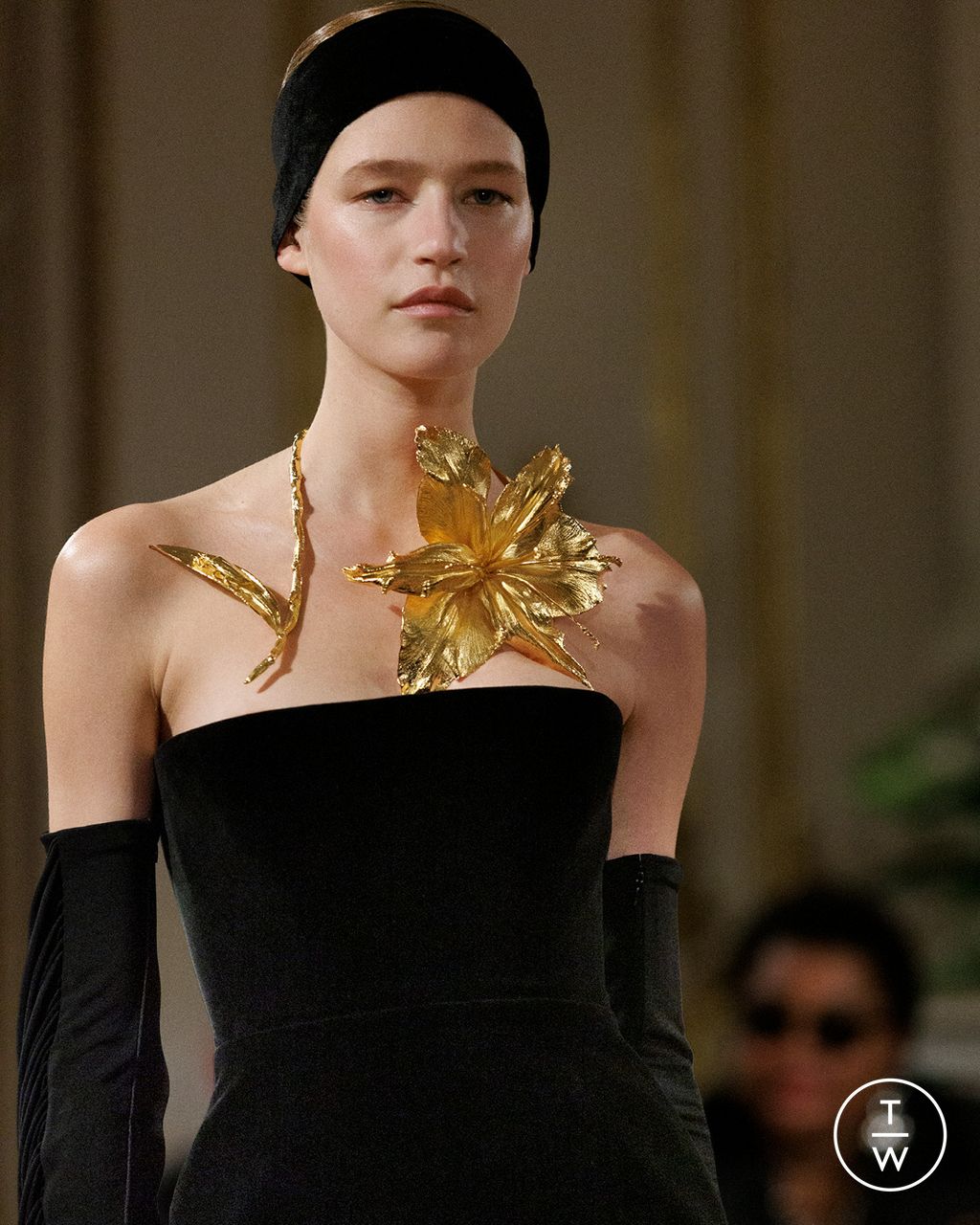 Fashion Week Paris Fall/Winter 2023 look 7 from the Schiaparelli collection womenswear accessories