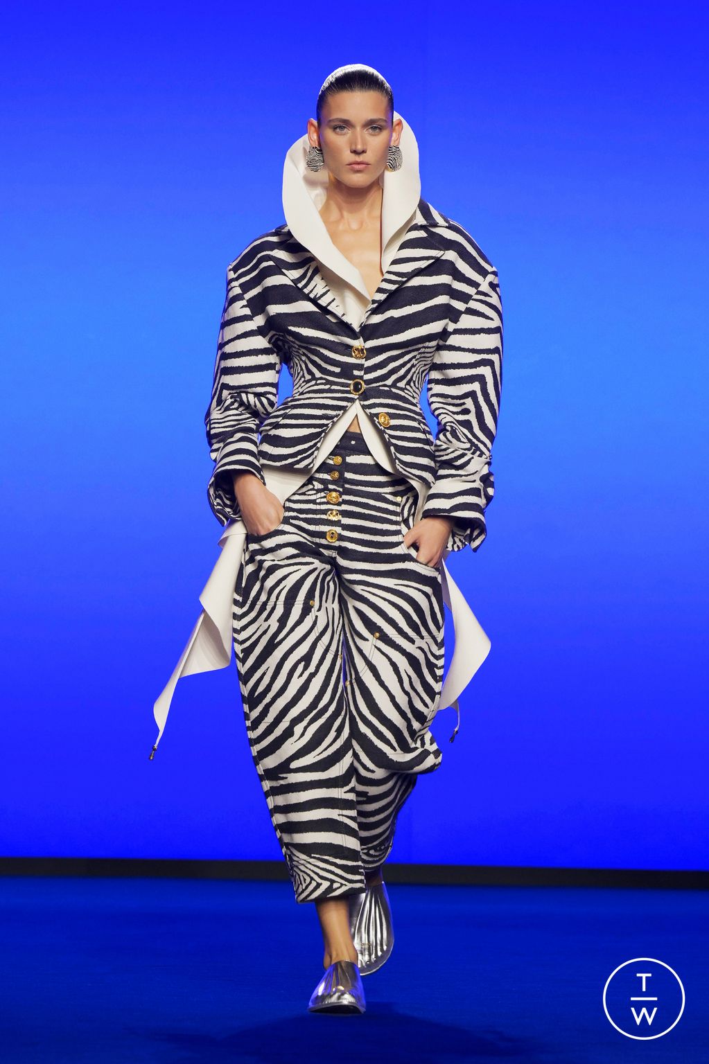 Fashion Week Paris Spring-Summer 2025 look 9 from the Schiaparelli collection womenswear