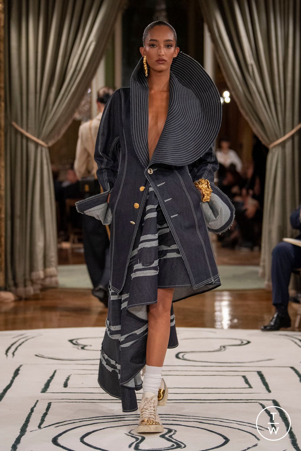 Fashion Week Paris Spring/Summer 2024 look 16 from the Schiaparelli collection womenswear