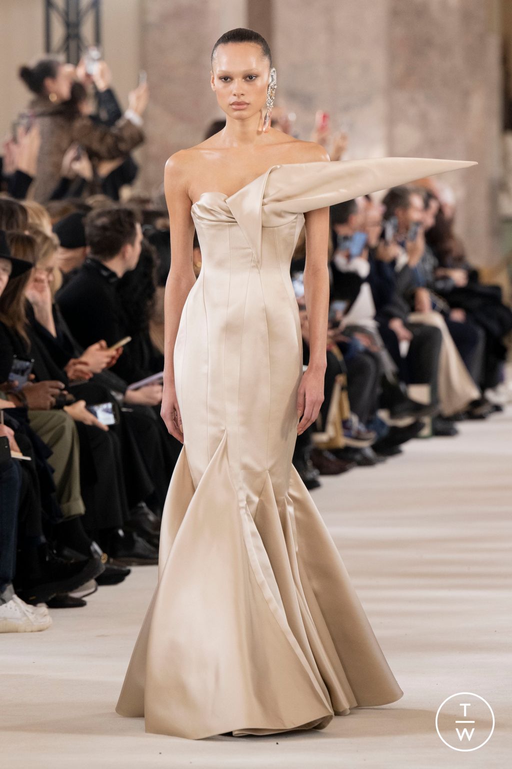 Fashion Week Paris Spring/Summer 2024 look 27 de la collection Schiaparelli couture