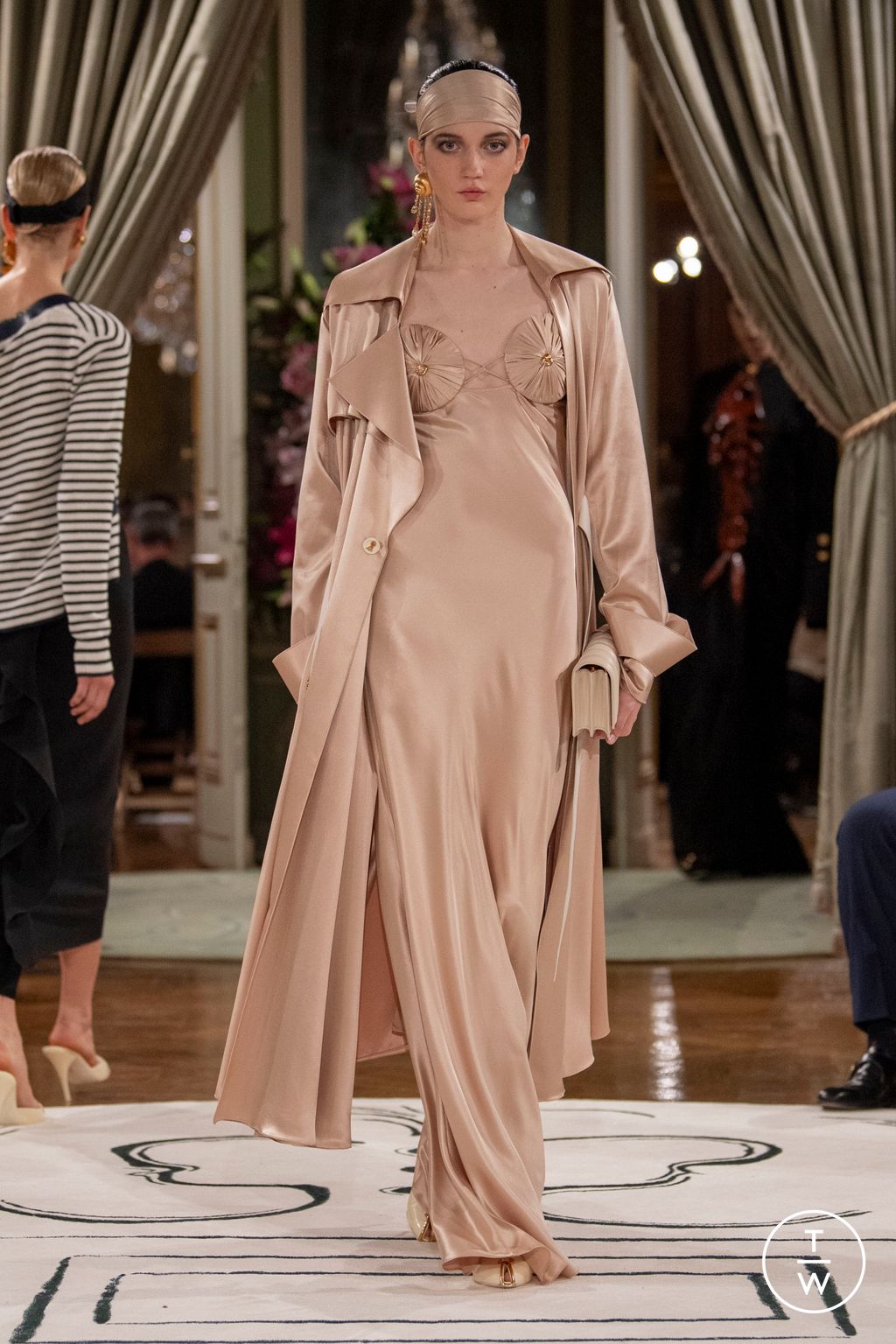 Fashion Week Paris Spring/Summer 2024 look 32 from the Schiaparelli collection 女装