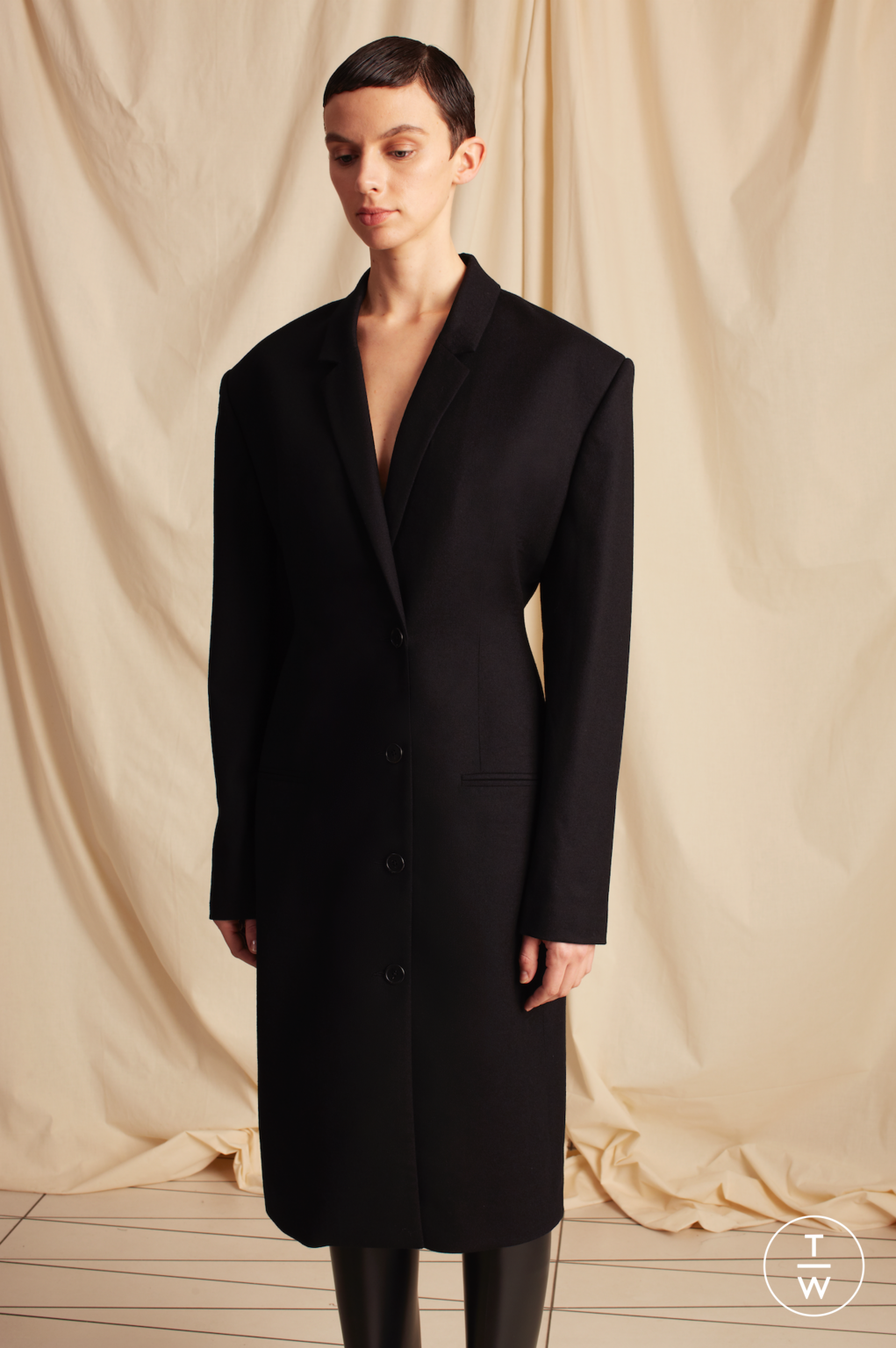 Fashion Week London Pre-Fall 2020 look 6 from the Chalayan collection 女装