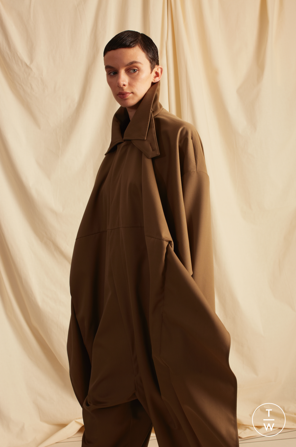 Fashion Week London Pre-Fall 2020 look 14 from the Chalayan collection 女装